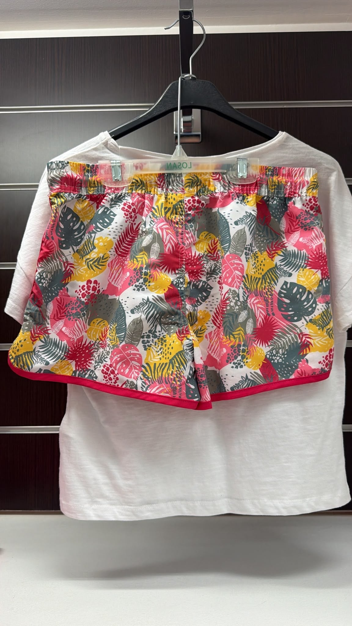 Conjunto Losan camiseta blanca y short tropical — fotografía del producto