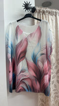 Camiseta blanca con estampado de hojas rosas y azules — fotografía del producto