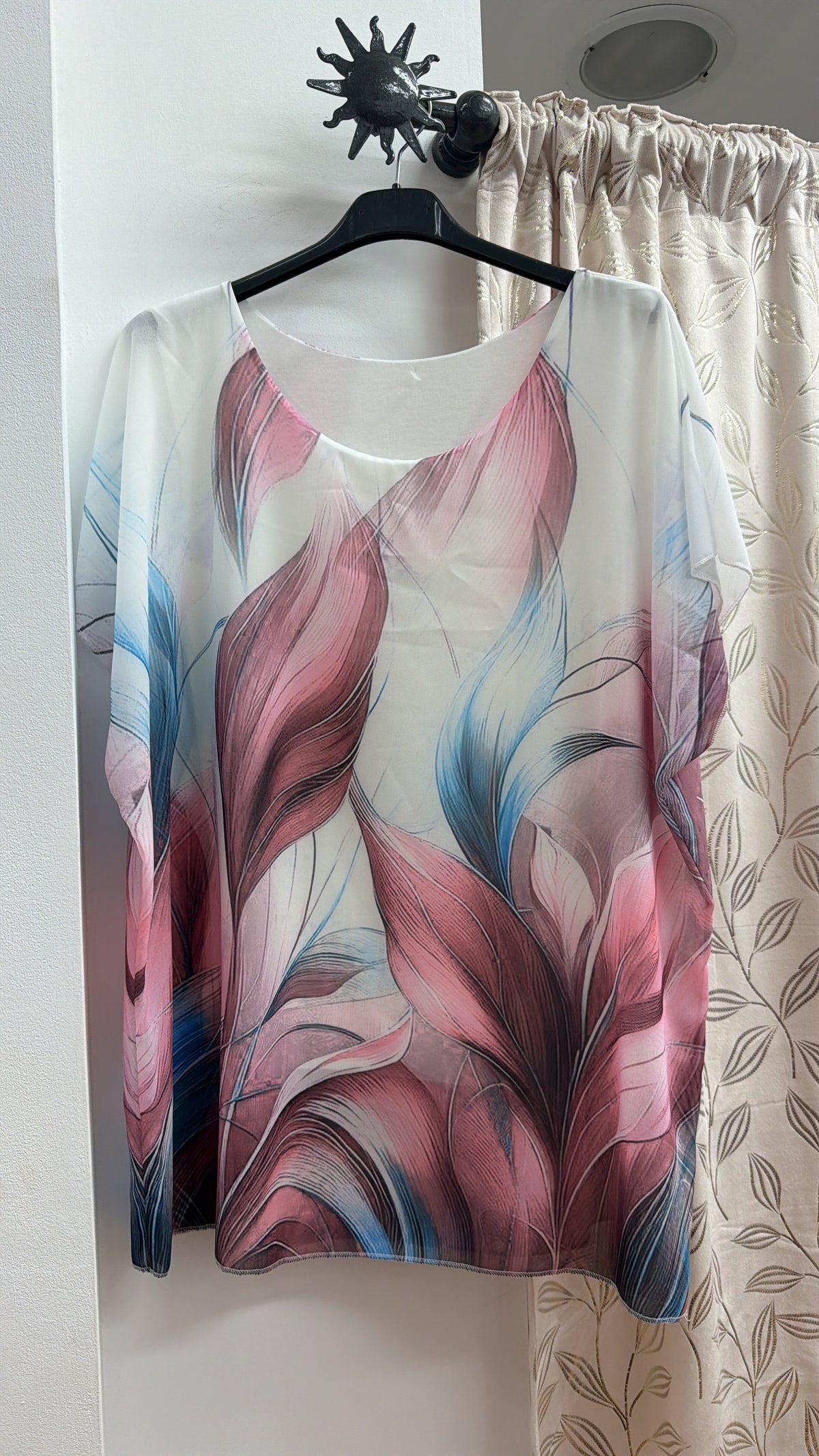 Camiseta blanca con estampado de hojas rosas y azules — fotografía del producto