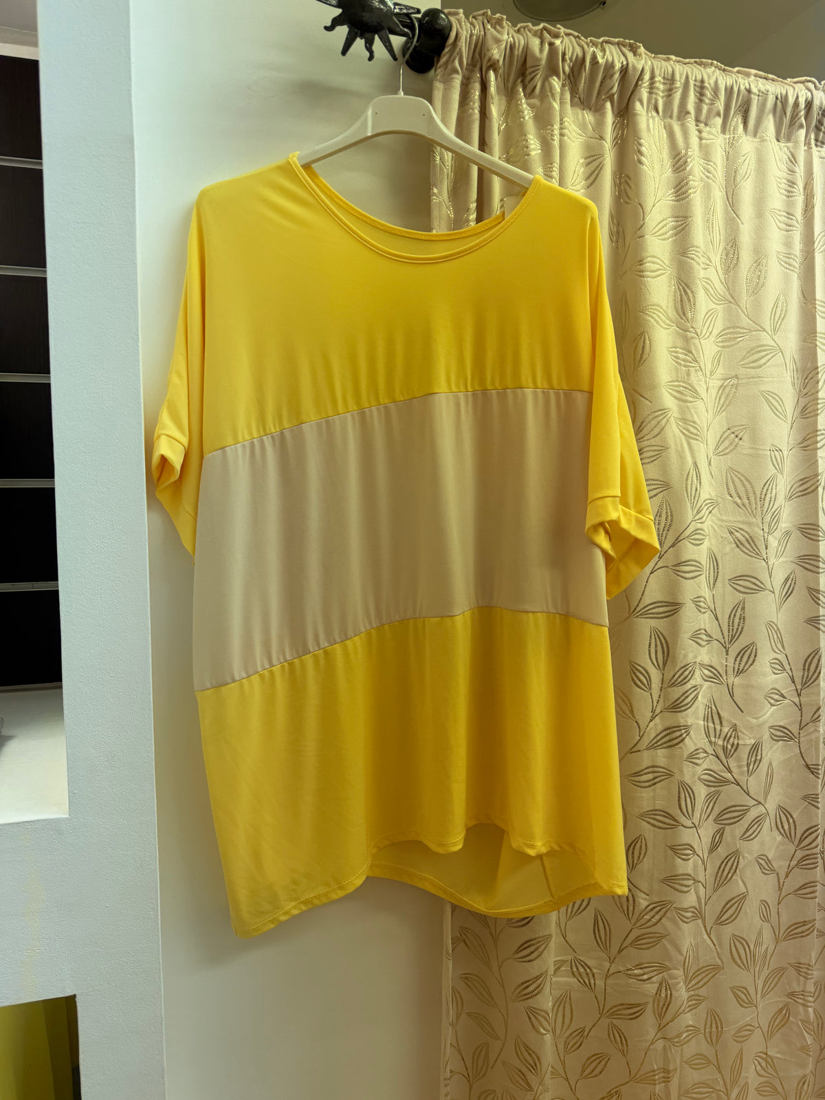 Camiseta bicolor con collar decorativo — fotografía del producto