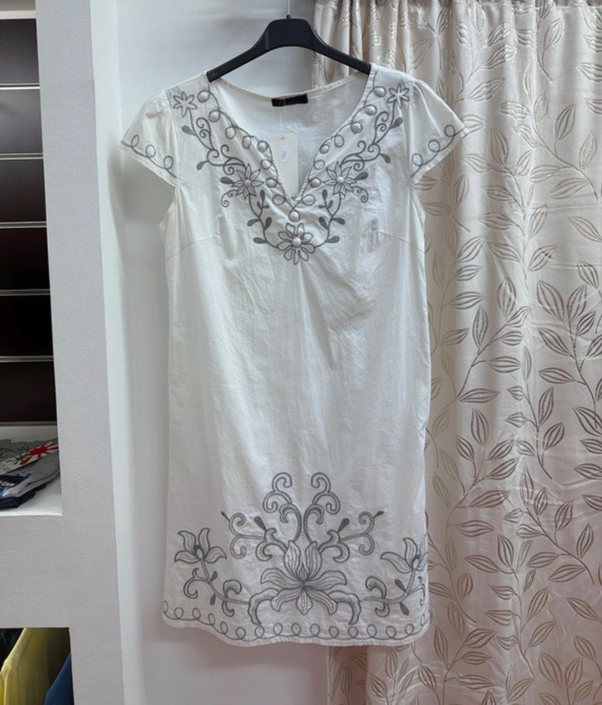 Vestido blanco con bordado floral gris — fotografía del producto