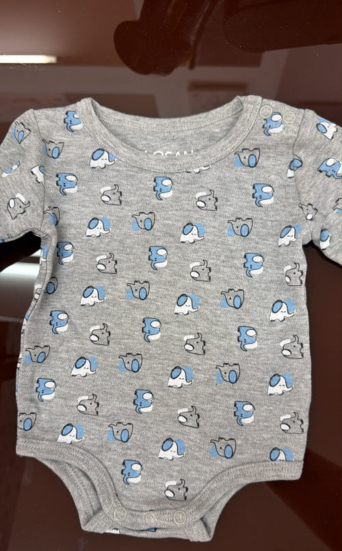 Body bebé gris estampado de elefantes — fotografía del producto