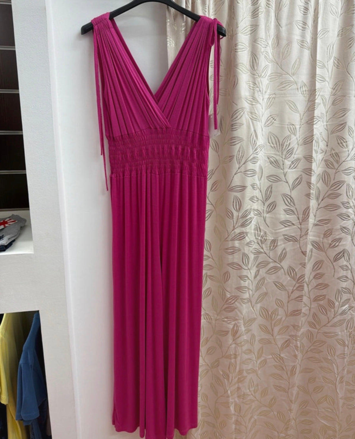 Vestido largo fucsia con cintura elástica — fotografía del producto