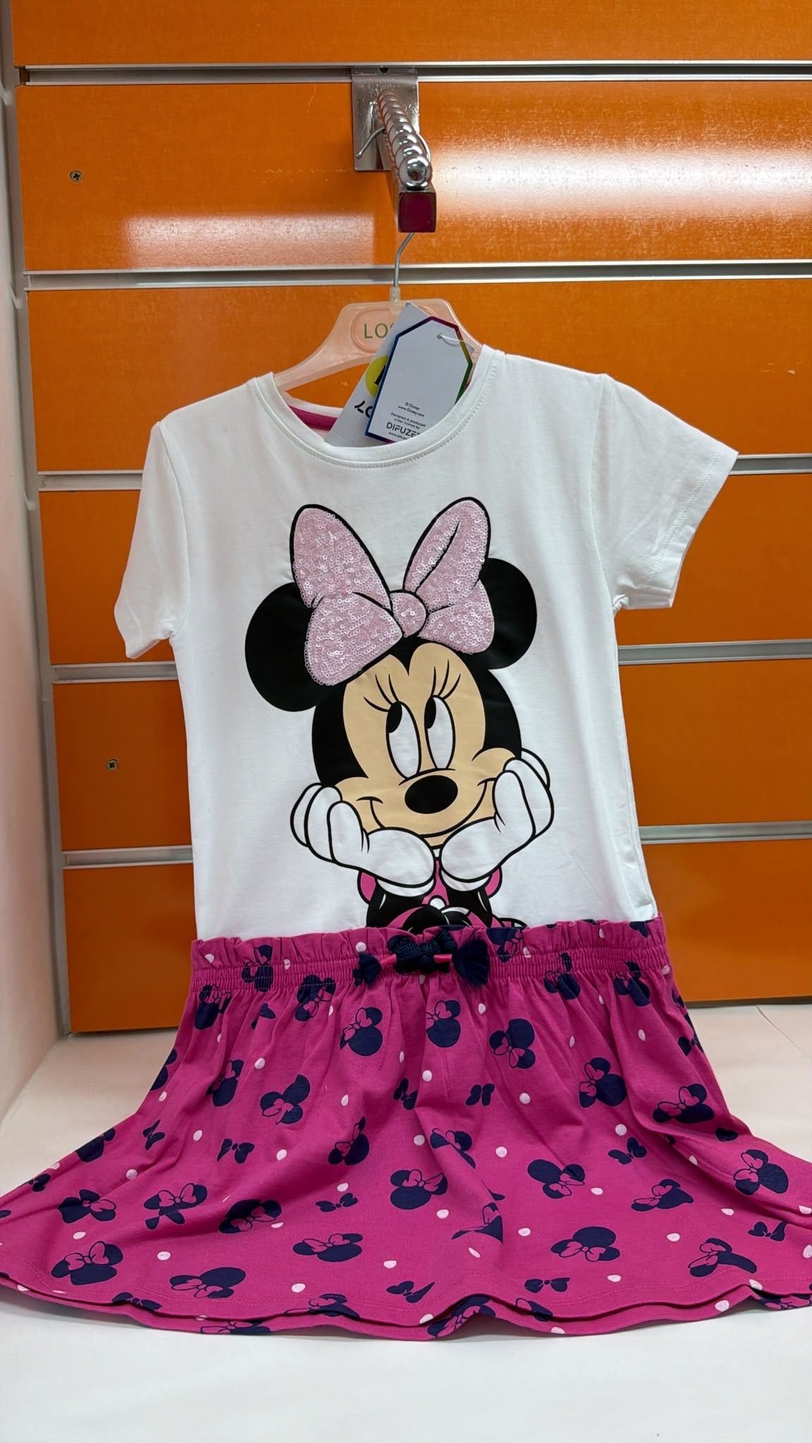 Conjunto niña Minnie camiseta y falda rosa — fotografía del producto