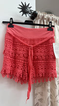 Short coral de crochet con cinturón — fotografía del producto