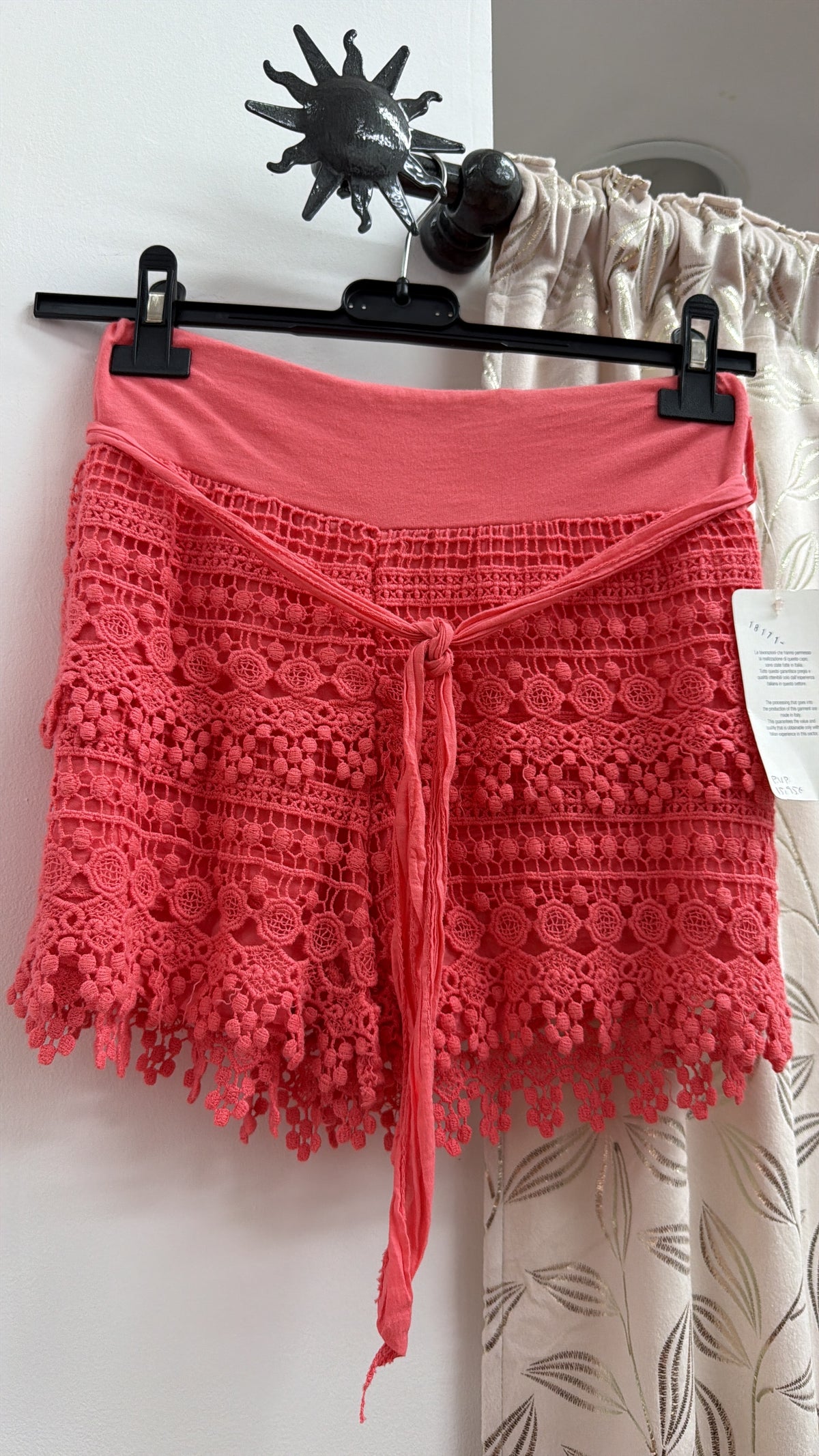 Short coral de crochet con cinturón — fotografía del producto
