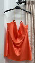 Camiseta naranja satinada con cadenas doradas — fotografía del producto