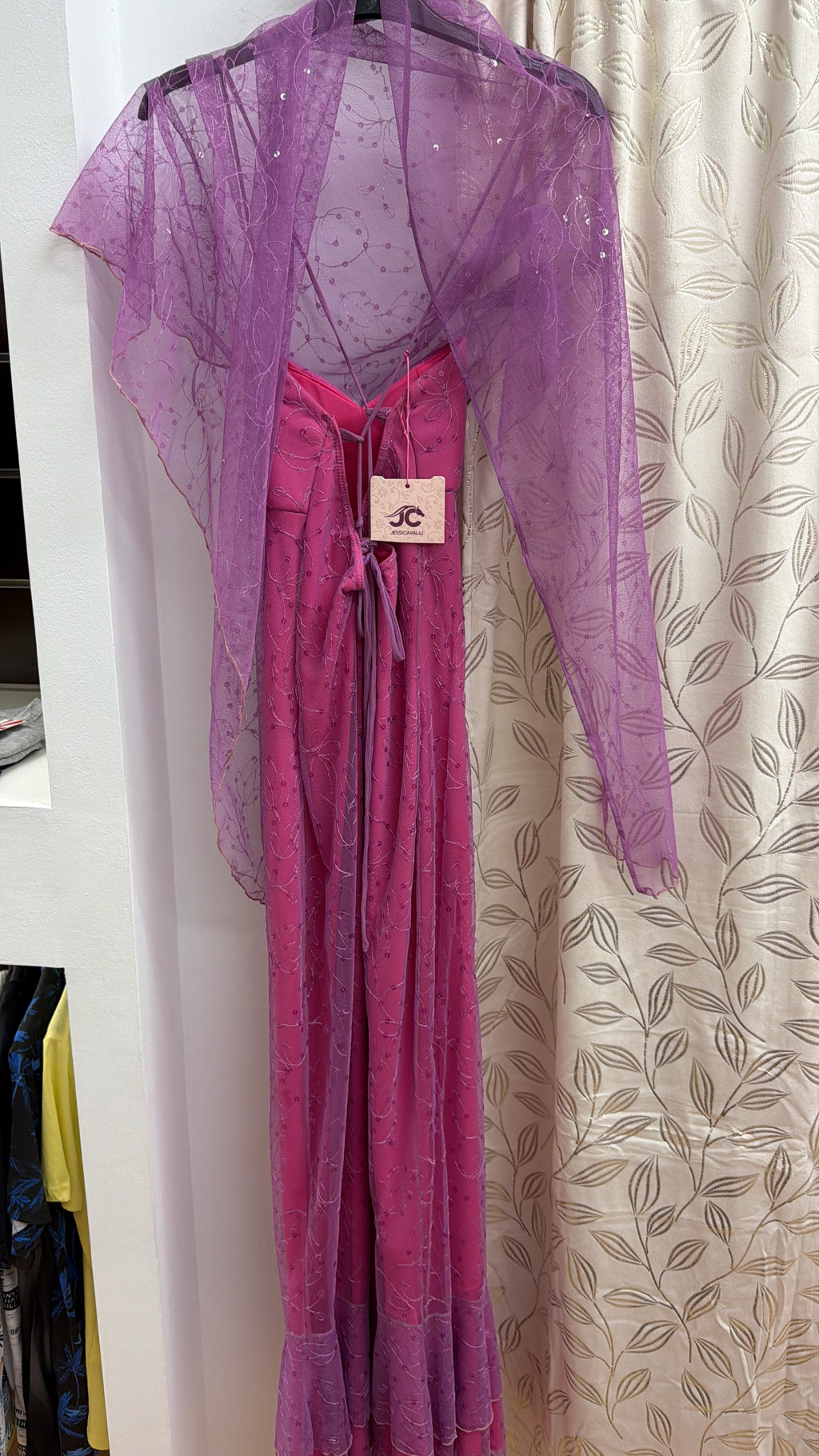 Vestido largo de fiesta rosa bordado con chal de tul — fotografía del producto