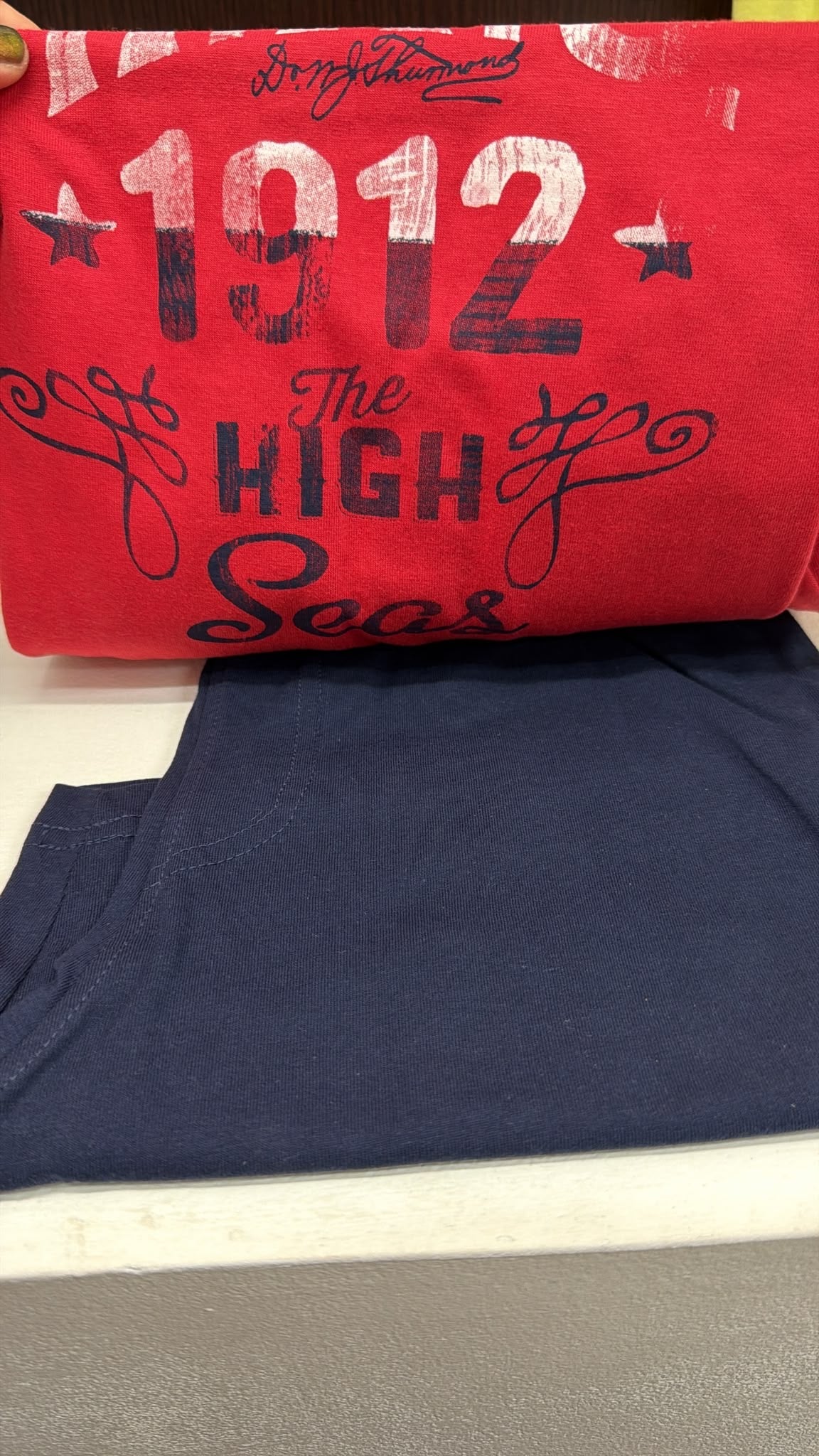 Pijama niño Losan Atlantic rojo con pantalón azul marino — fotografía del producto