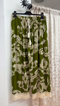 Pantalón estampado verde con flecos — fotografía del producto