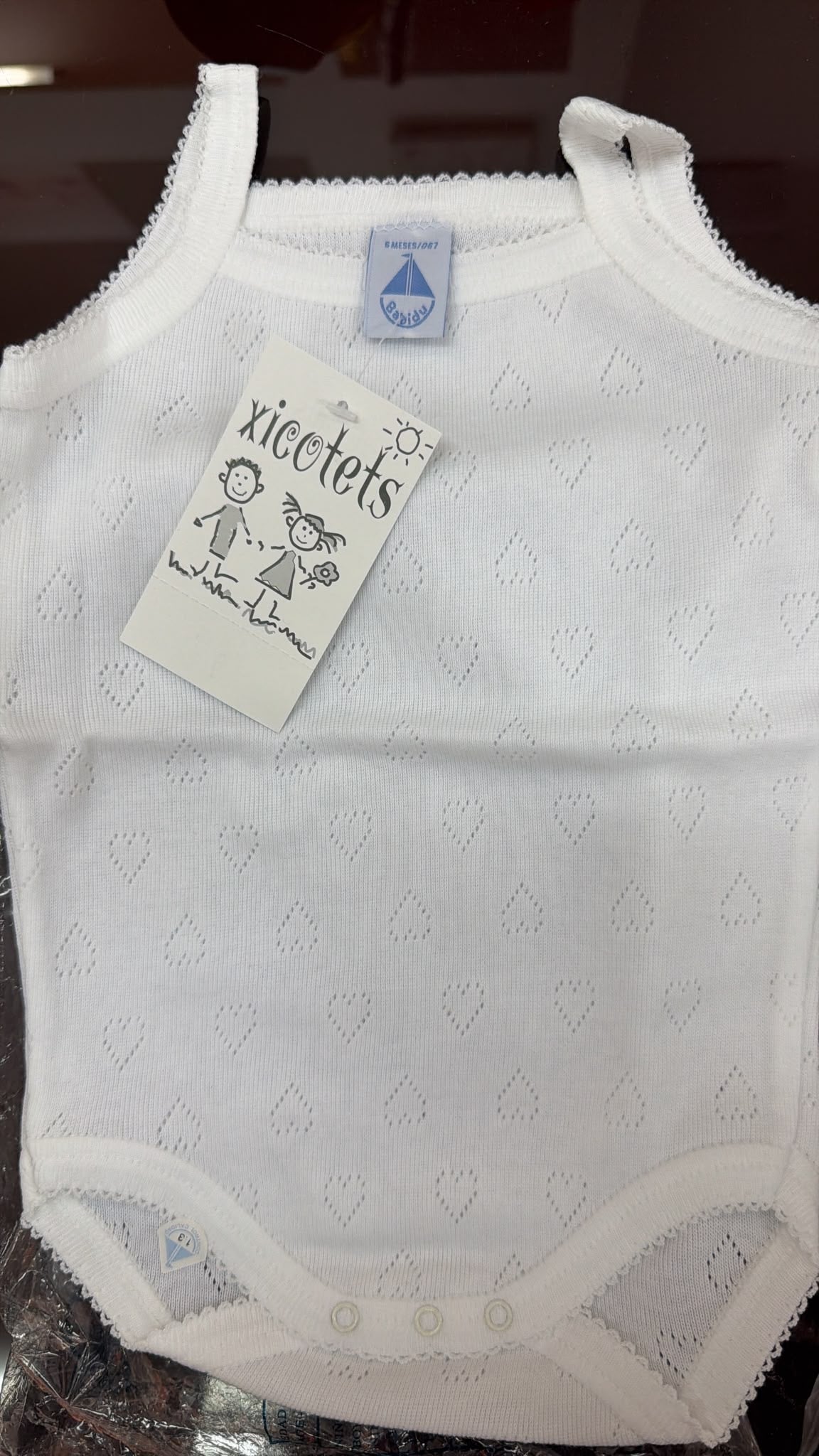 Body bebé blanco calado de tirantes — fotografía del producto