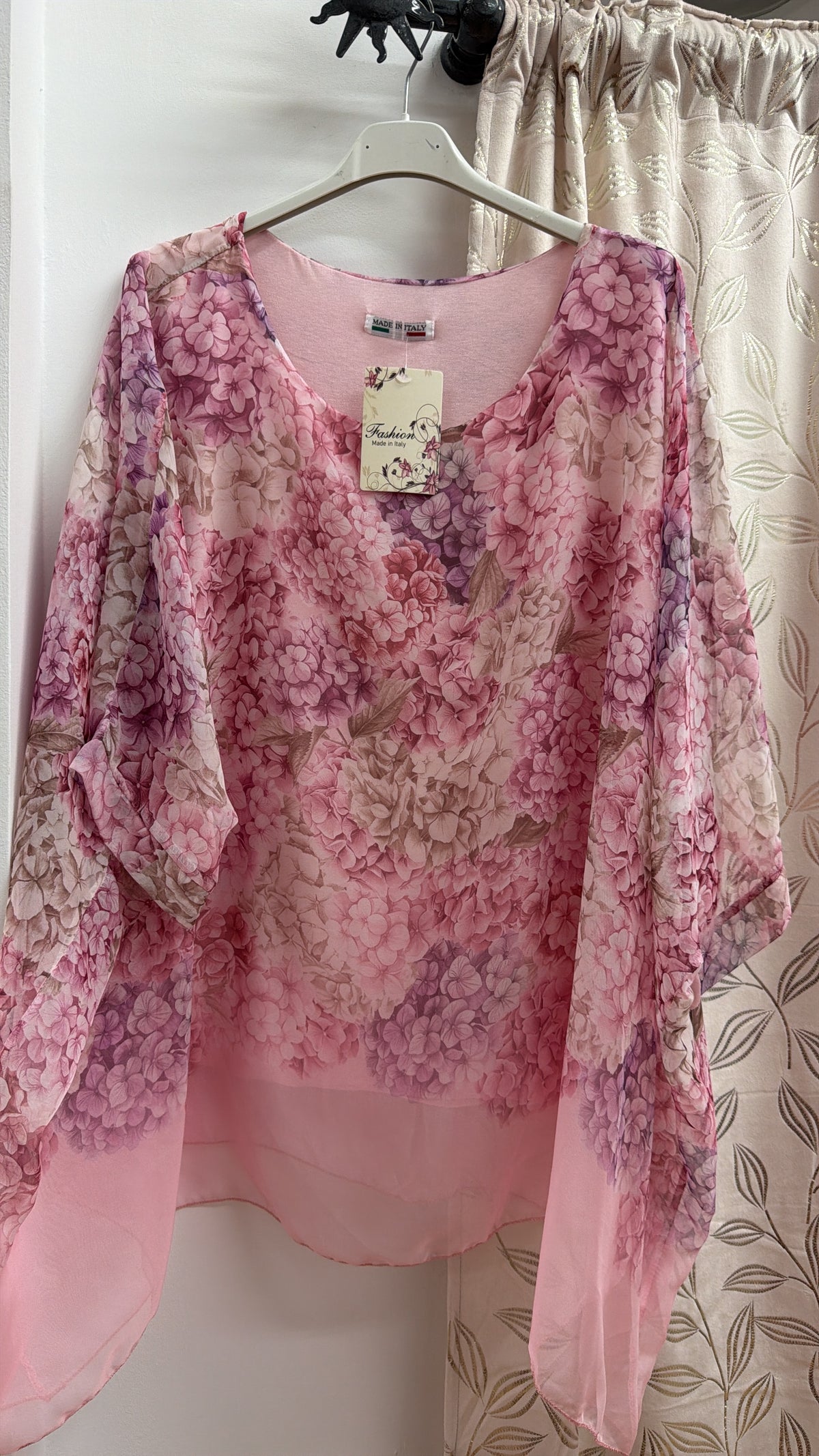 Camiseta floral rosa de manga amplia — fotografía del producto