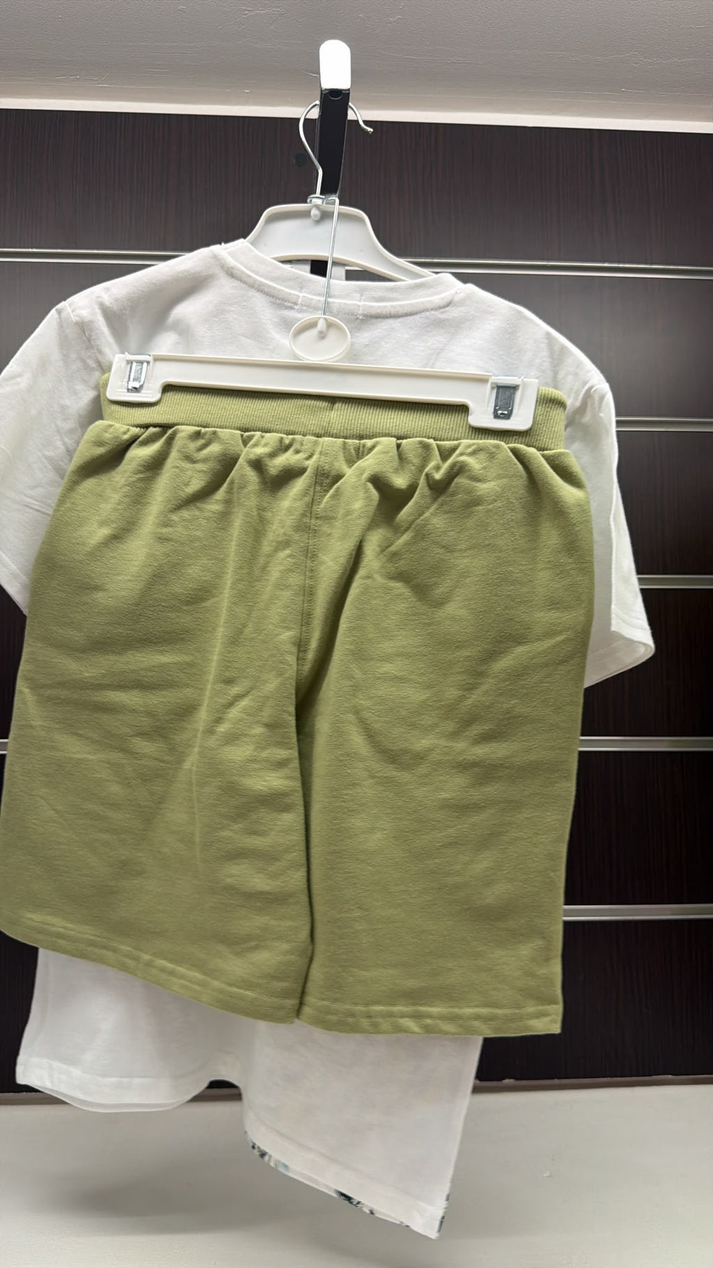 Conjunto niño Street Monkey camiseta de tigre y bermuda verde — fotografía del producto