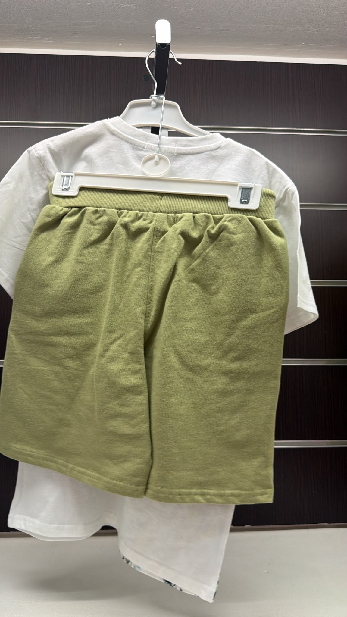 Conjunto niño Street Monkey camiseta de tigre y bermuda verde — fotografía del producto