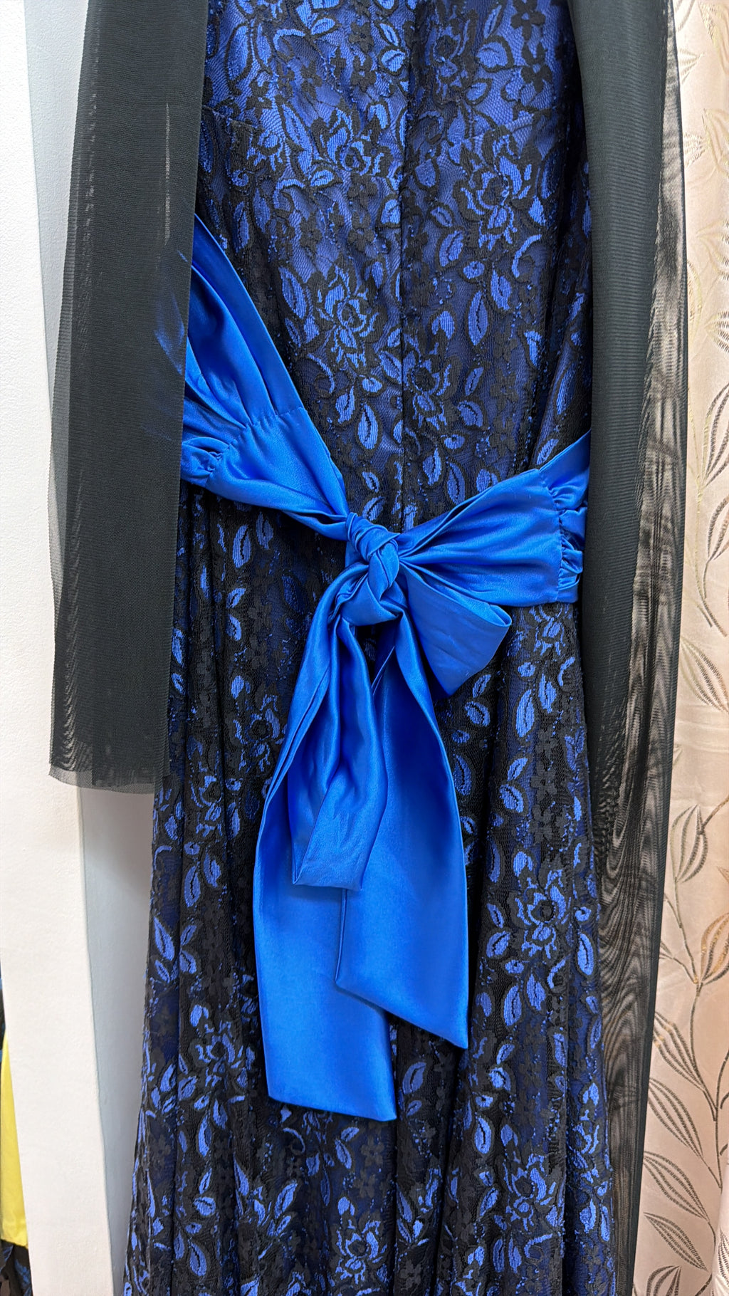 Vestido largo de fiesta azul con encaje y fajín satinado — fotografía del producto