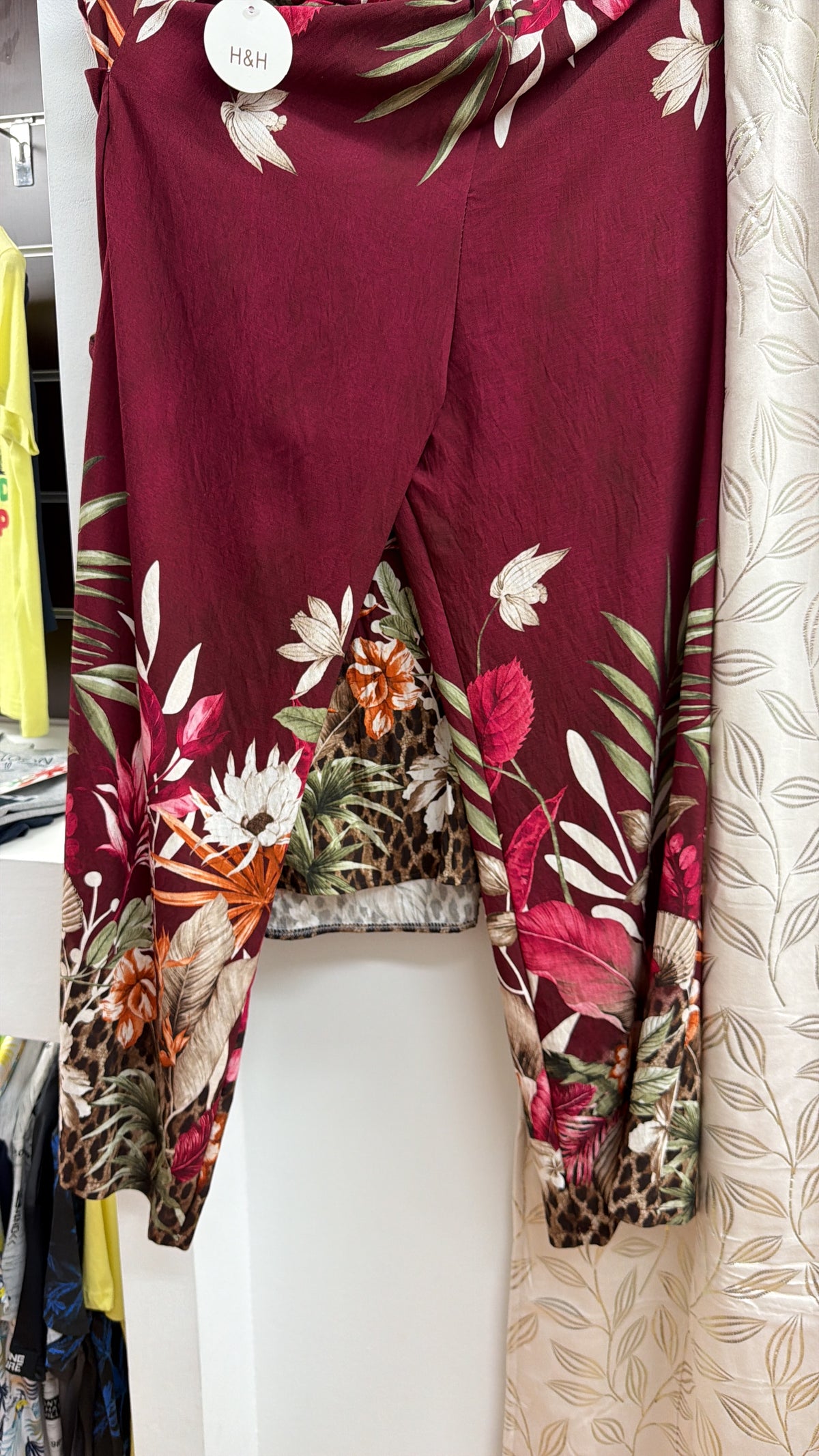 Conjunto burdeos tropical de top sin mangas y pantalón — fotografía del producto