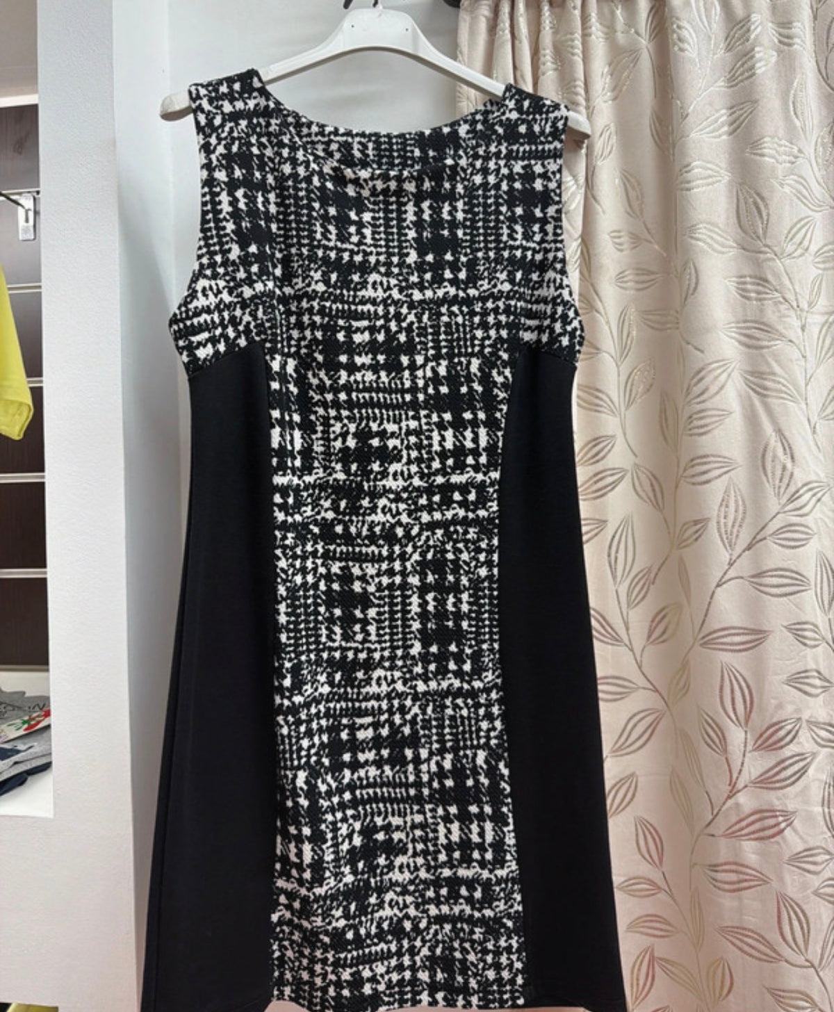 Vestido bicolor con estampado pata de gallo — fotografía del producto