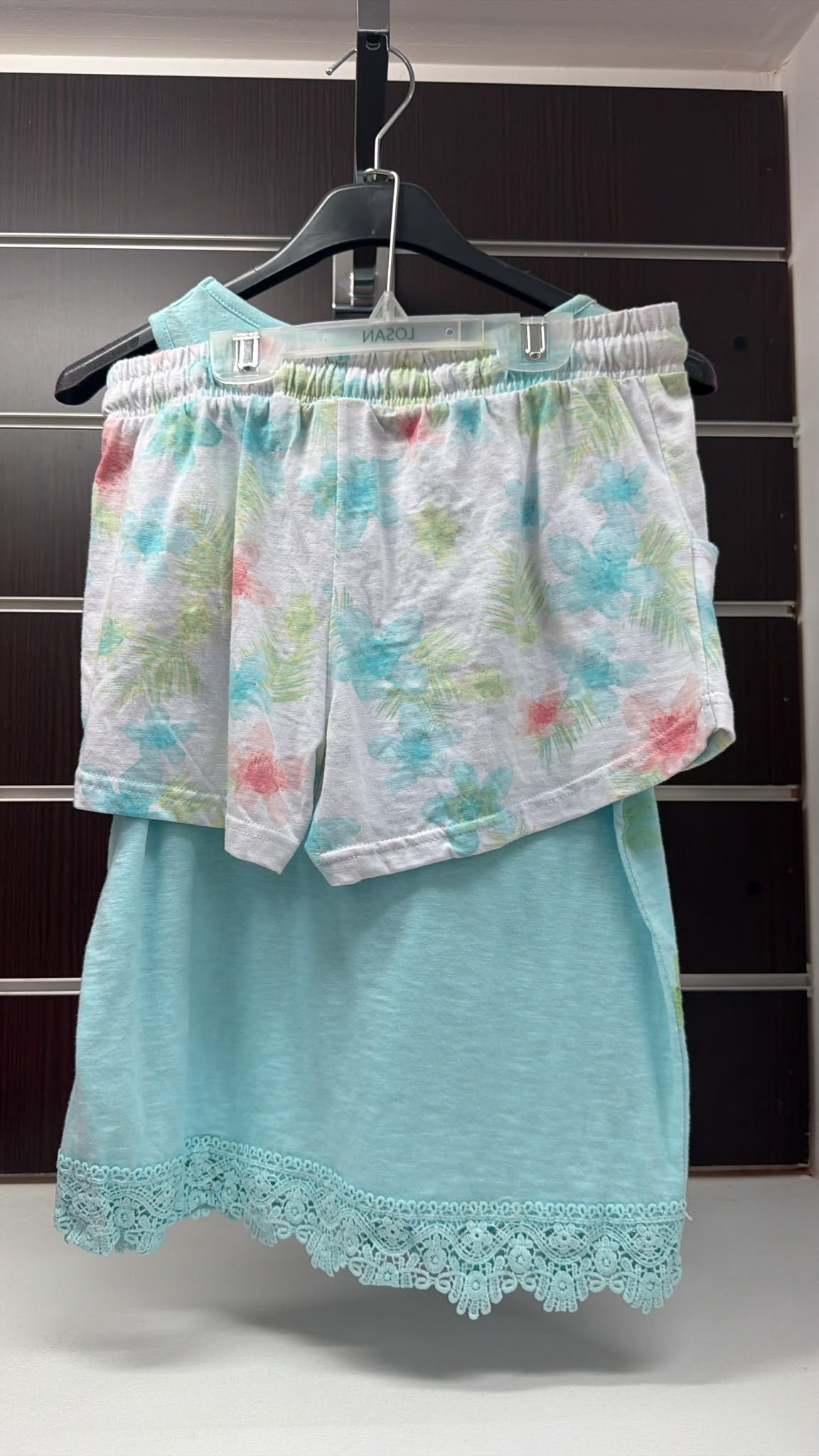 Conjunto Losan camiseta turquesa con encaje y short floral — fotografía del producto