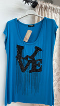 Camiseta azul turquesa con lentejuelas “Love” — fotografía del producto
