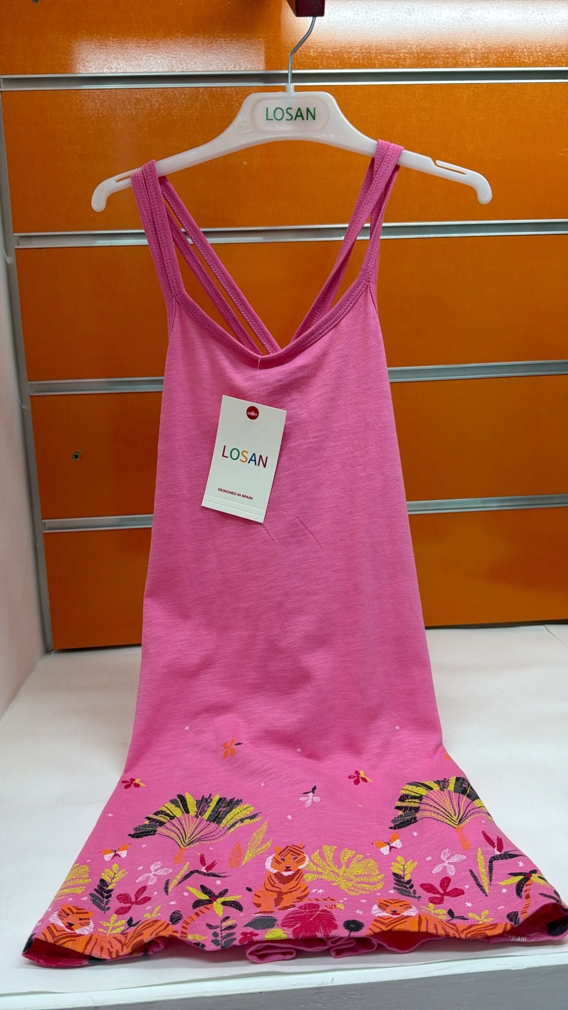 Vestido niña Losan rosa con tigres y flores — fotografía del producto