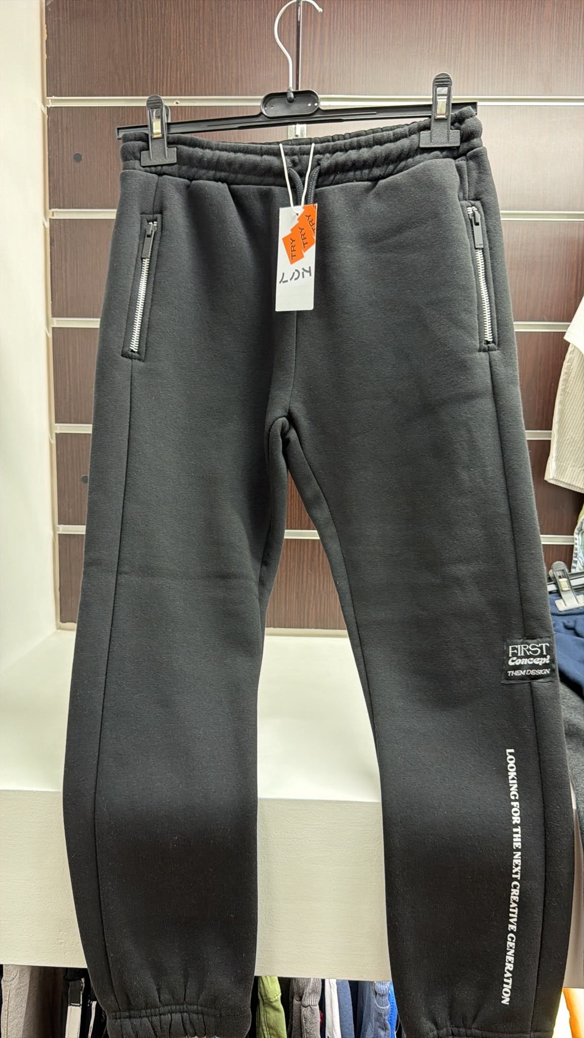 Pantalón deportivo infantil gris con estampado camuflaje — fotografía del producto