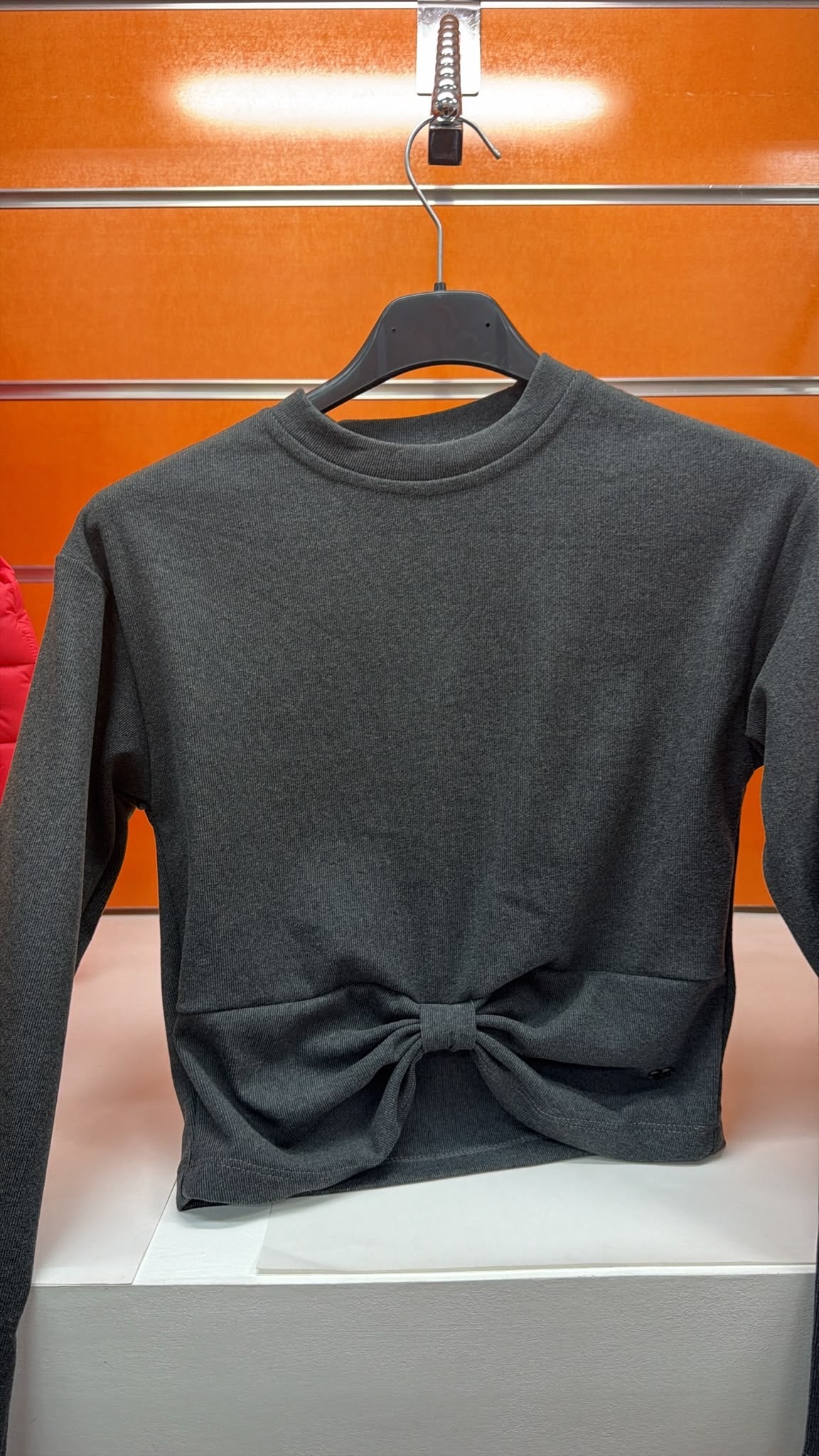 Camiseta corta gris con lazo frontal para niña — fotografía del producto