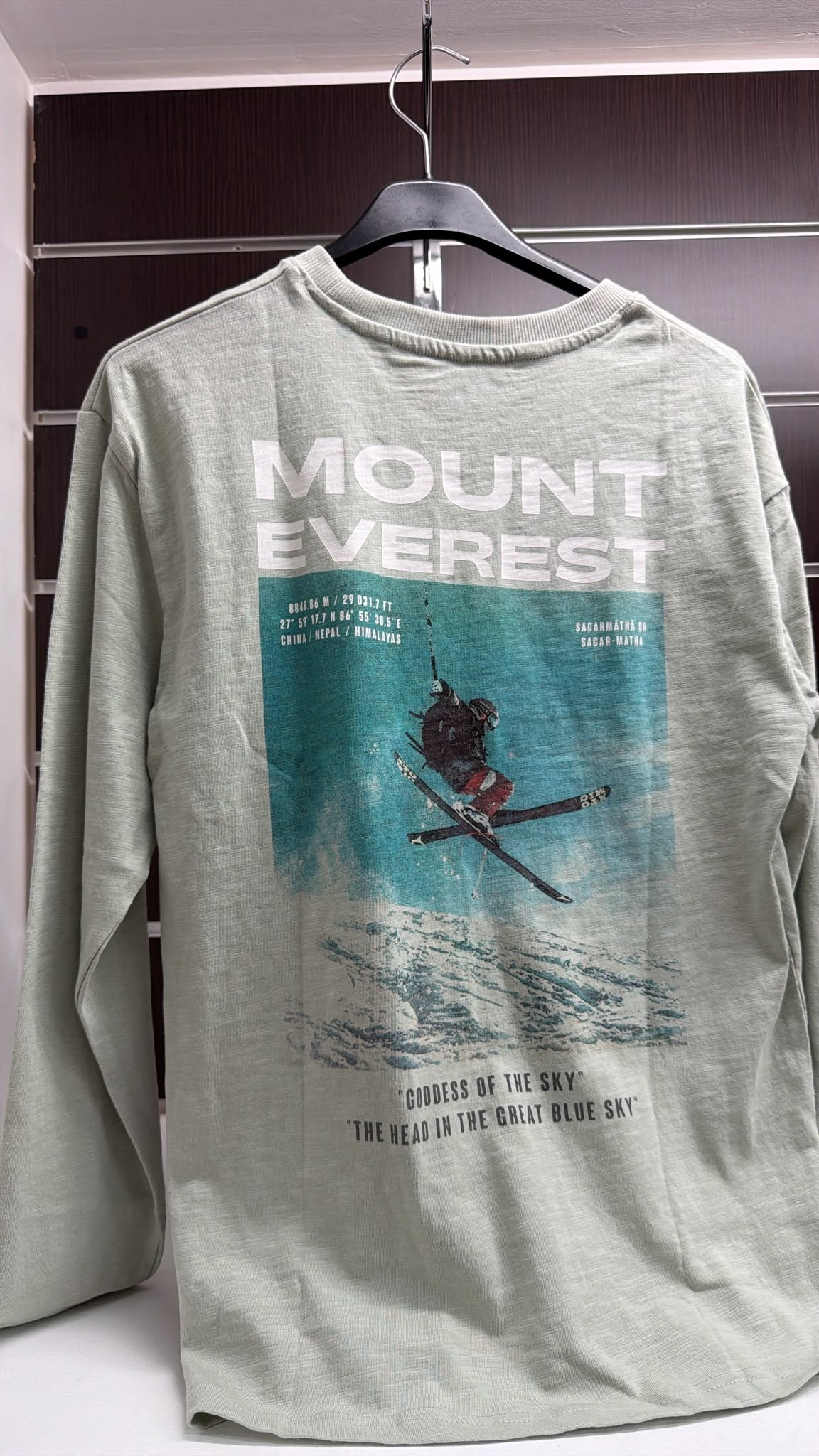 Camiseta juvenil verde claro Mount Everest — fotografía del producto
