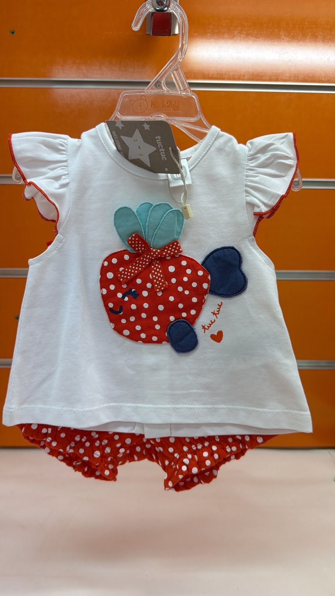 Conjunto bebé Tuc Tuc camiseta fresa y culetín rojo — fotografía del producto