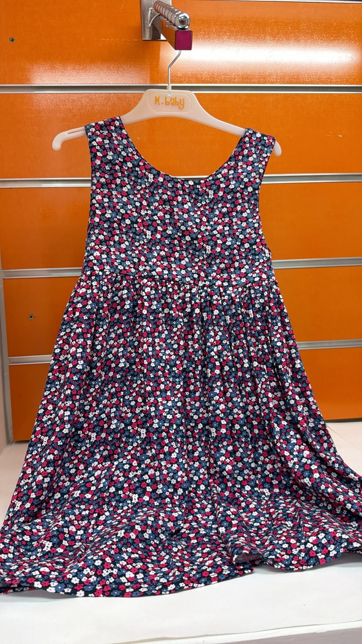 Vestido niña Losan azul marino con flores — fotografía del producto