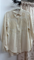 Camisa beige bordada — fotografía del producto