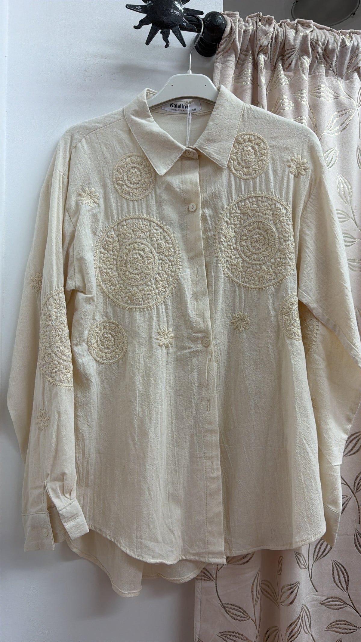 Camisa beige bordada — fotografía del producto