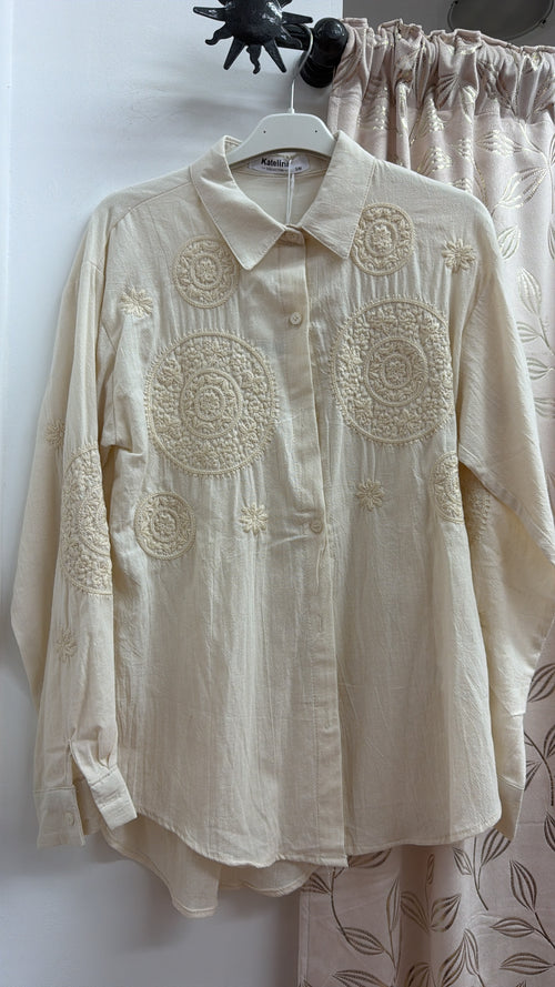 Camisa beige bordada — fotografía del producto
