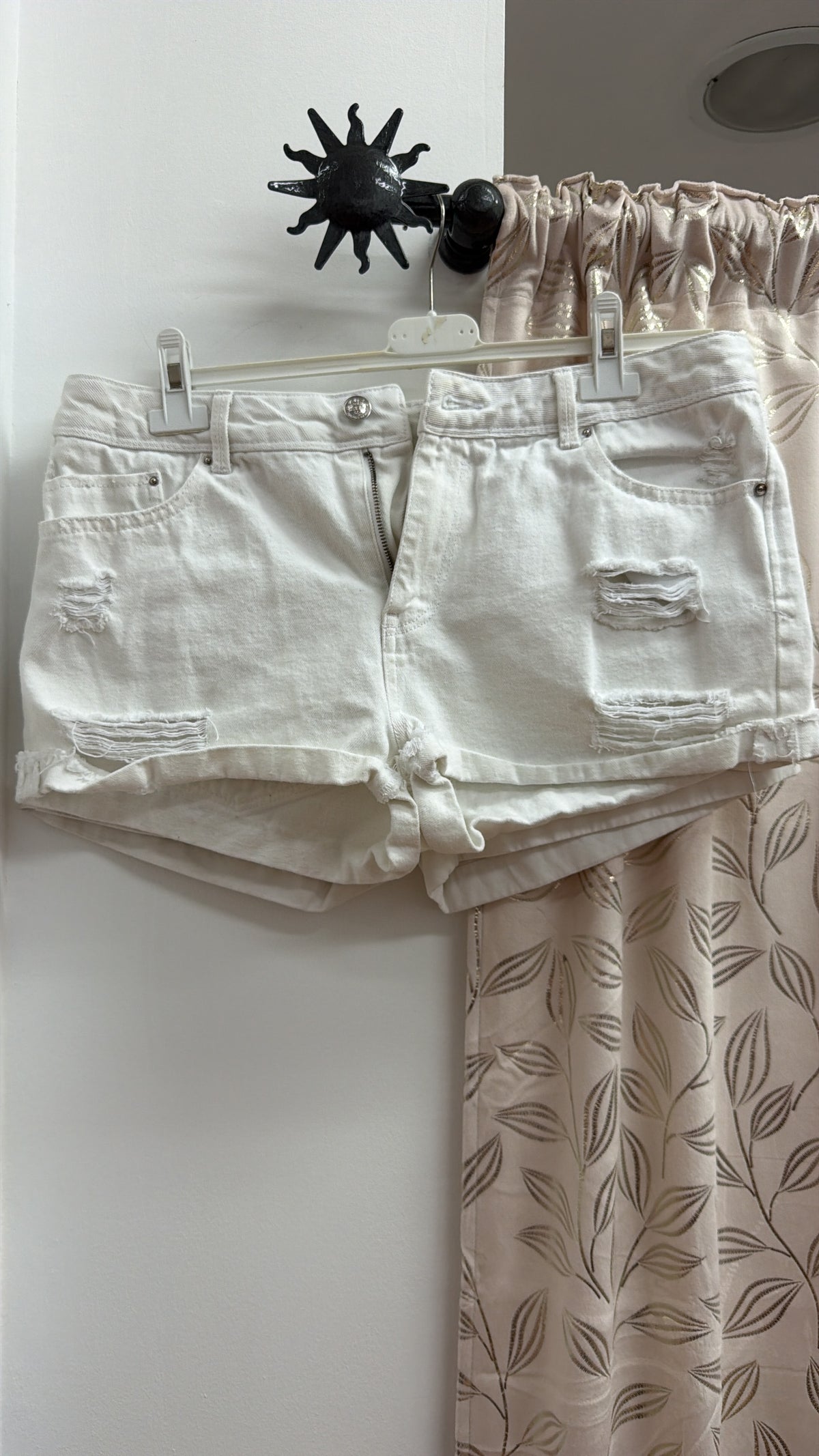 Short vaquero blanco desgastado — fotografía del producto