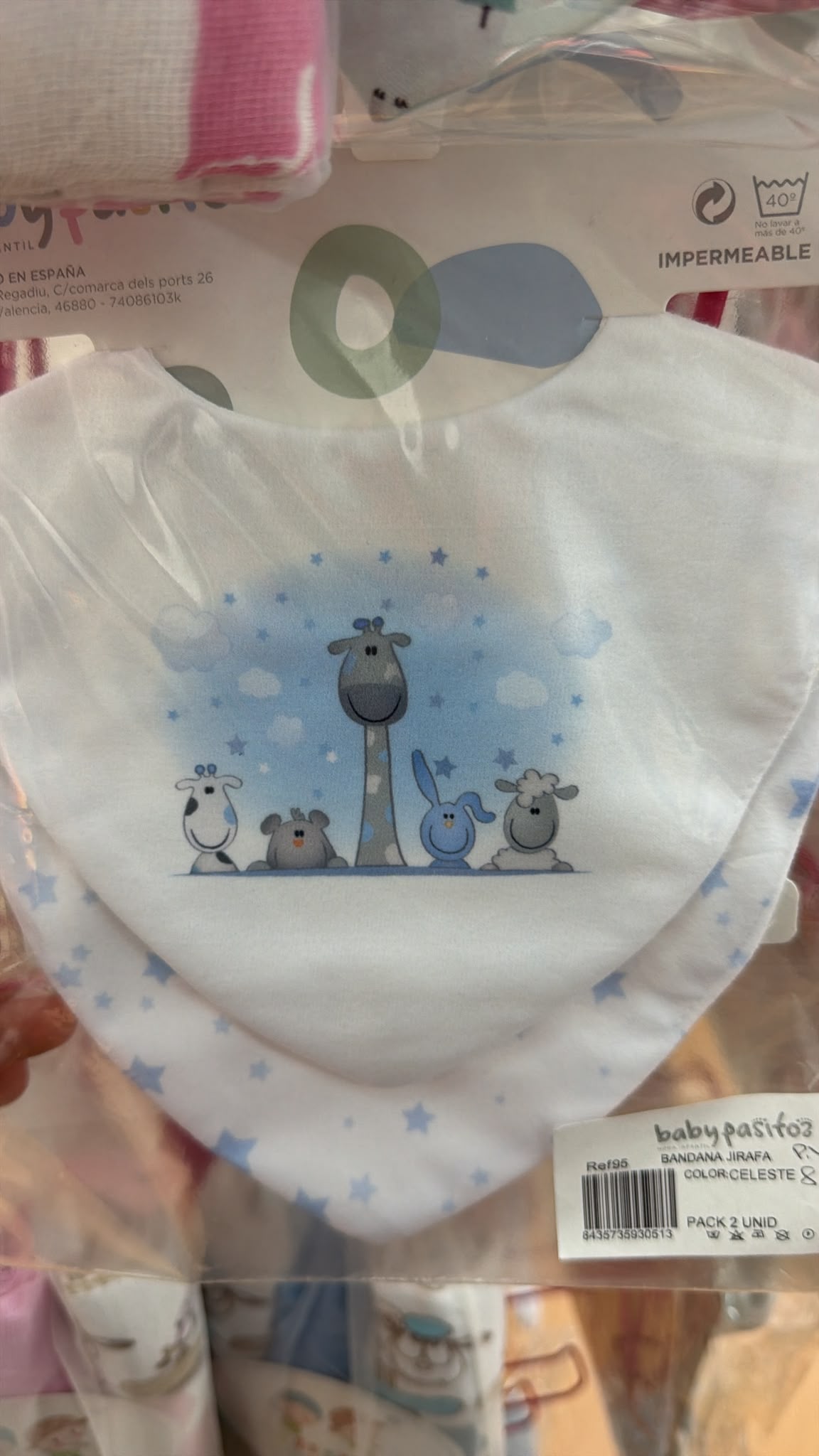 Bandana impermeable Baby Pasitos – Jirafa Celeste — fotografía del producto