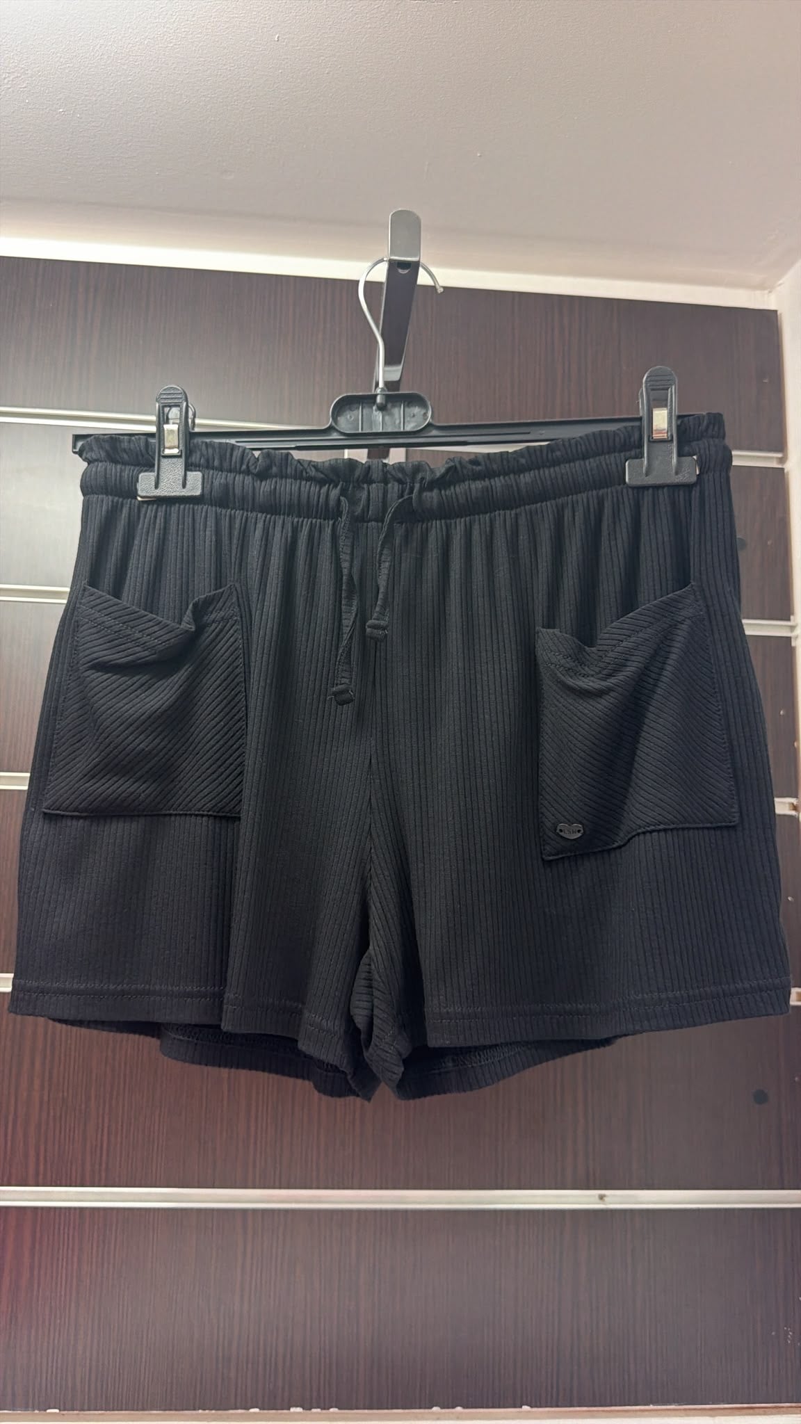 Short Losan negro de canalé con bolsillos grandes — fotografía del producto