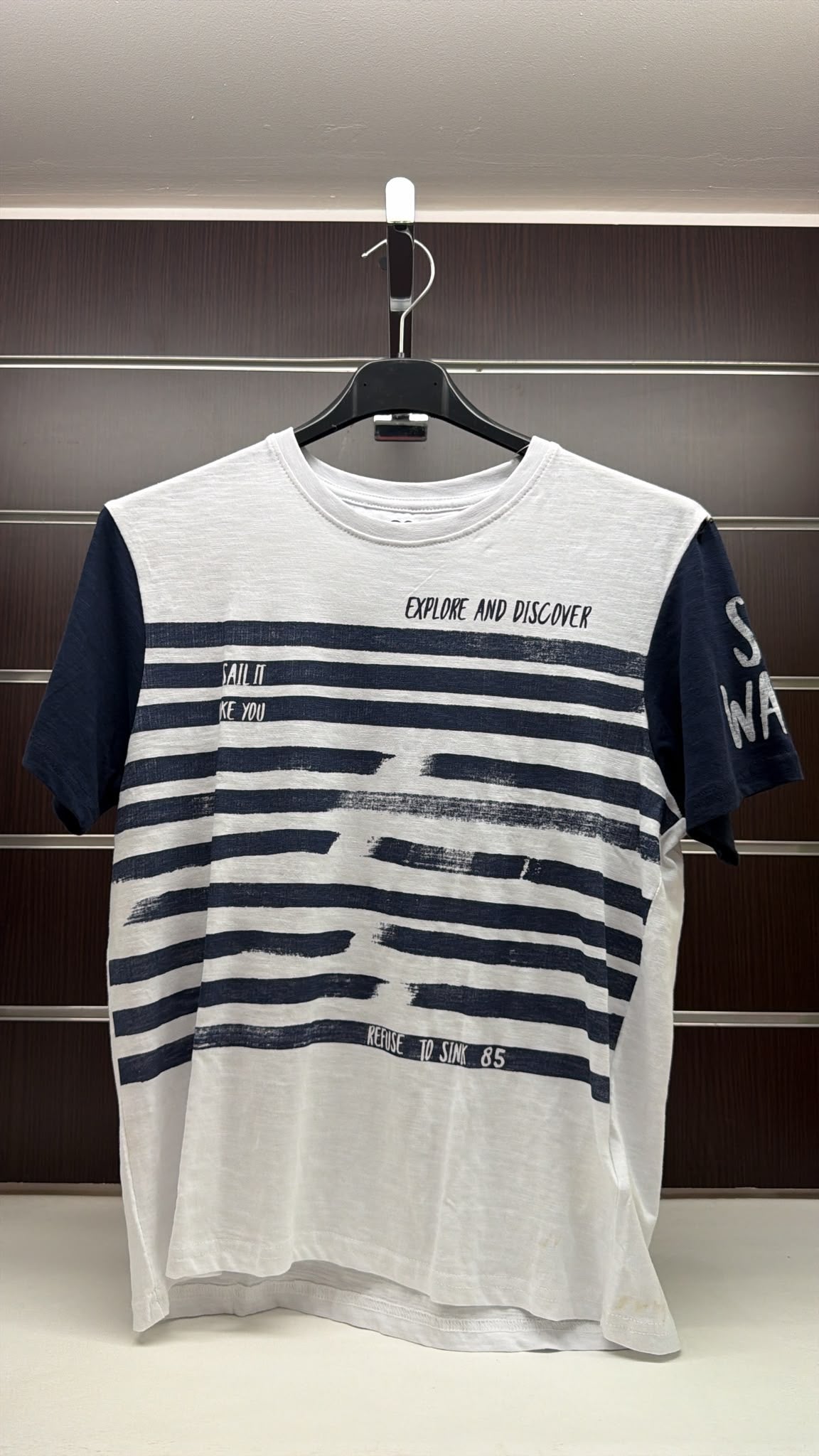 Camiseta juvenil Losan blanca y azul Explore and Discover — fotografía del producto