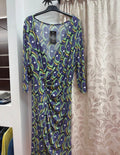 Vestido estampado geométrico con detalle fruncido — fotografía del producto