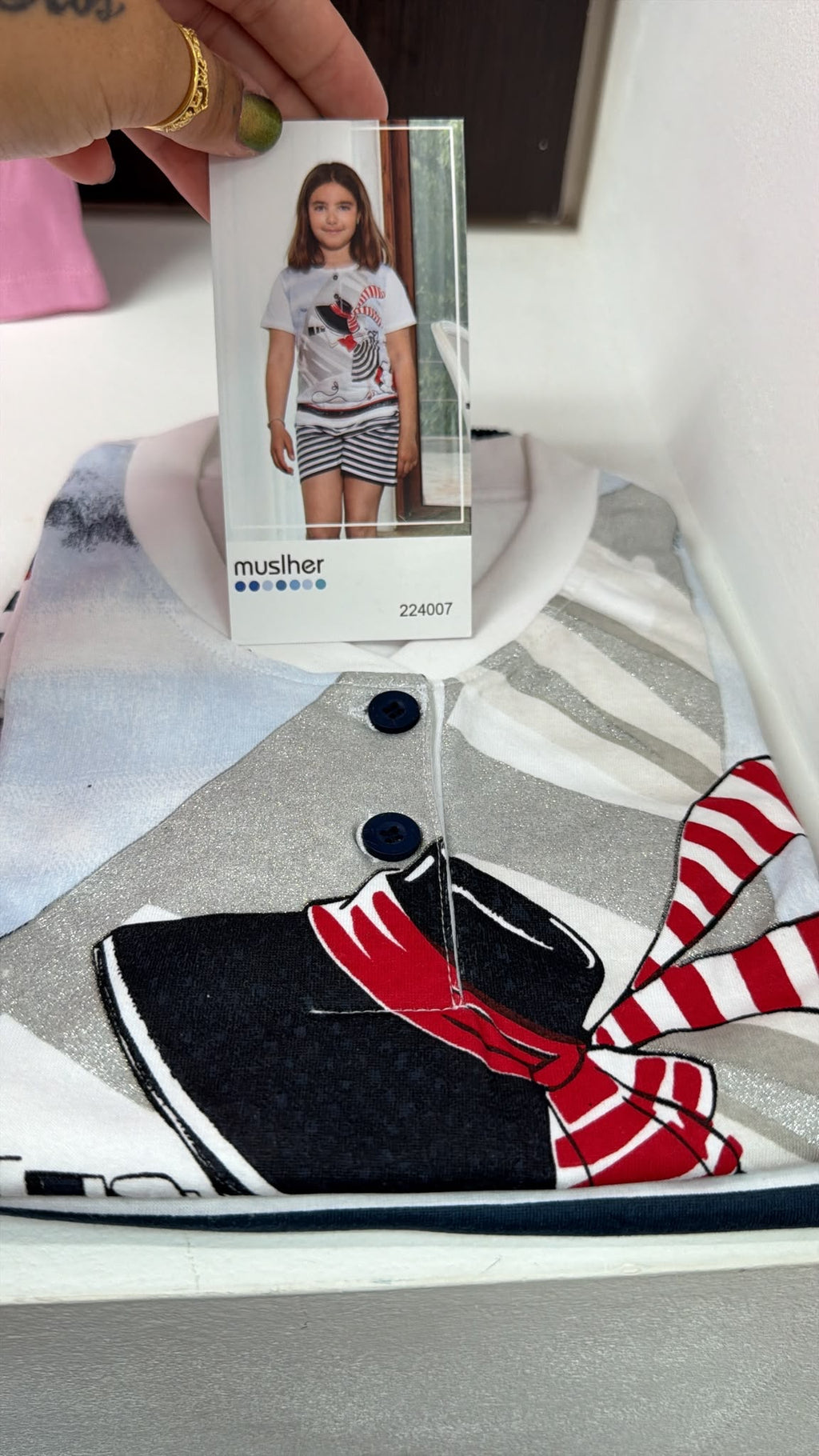 Conjunto niña Muslher marinero con camiseta y falda — fotografía del producto