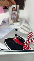 Conjunto niña Muslher marinero con camiseta y falda — fotografía del producto