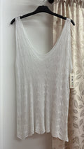 Camiseta blanca de punto calado con escote en pico — fotografía del producto