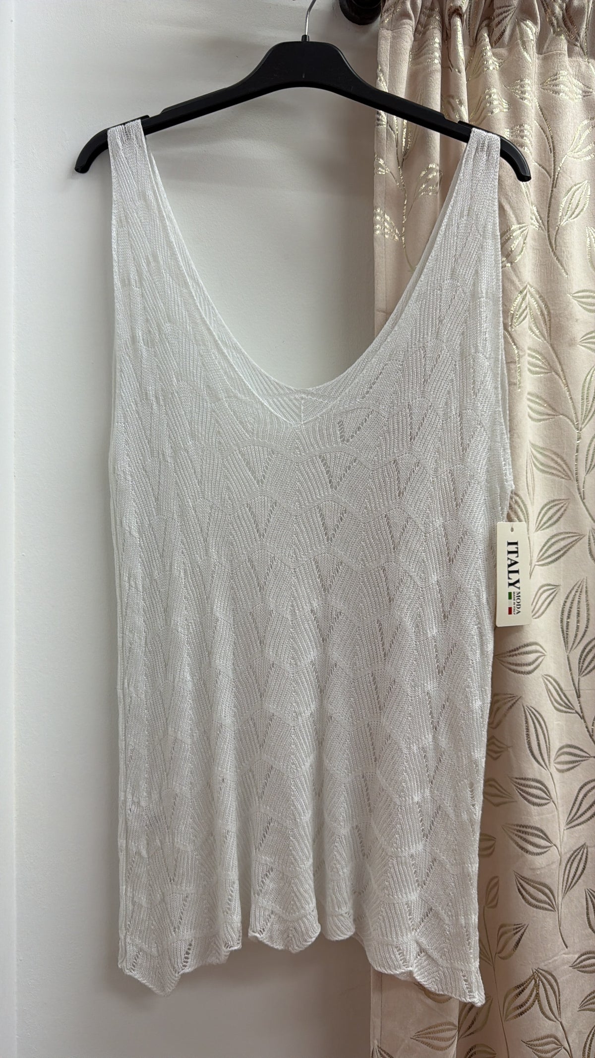 Camiseta blanca de punto calado con escote en pico — fotografía del producto