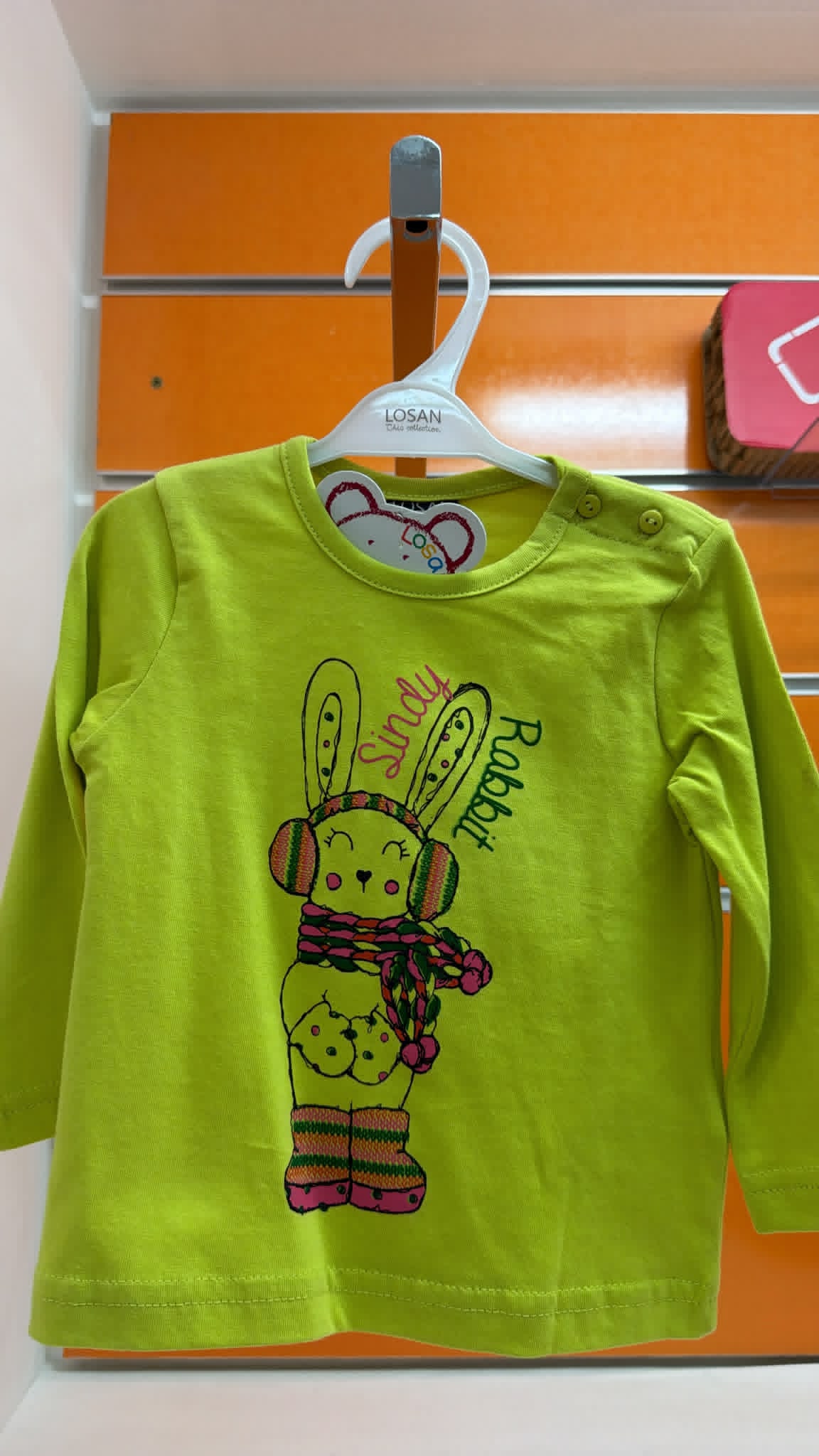 Camiseta bebé Losan verde con conejita — fotografía del producto