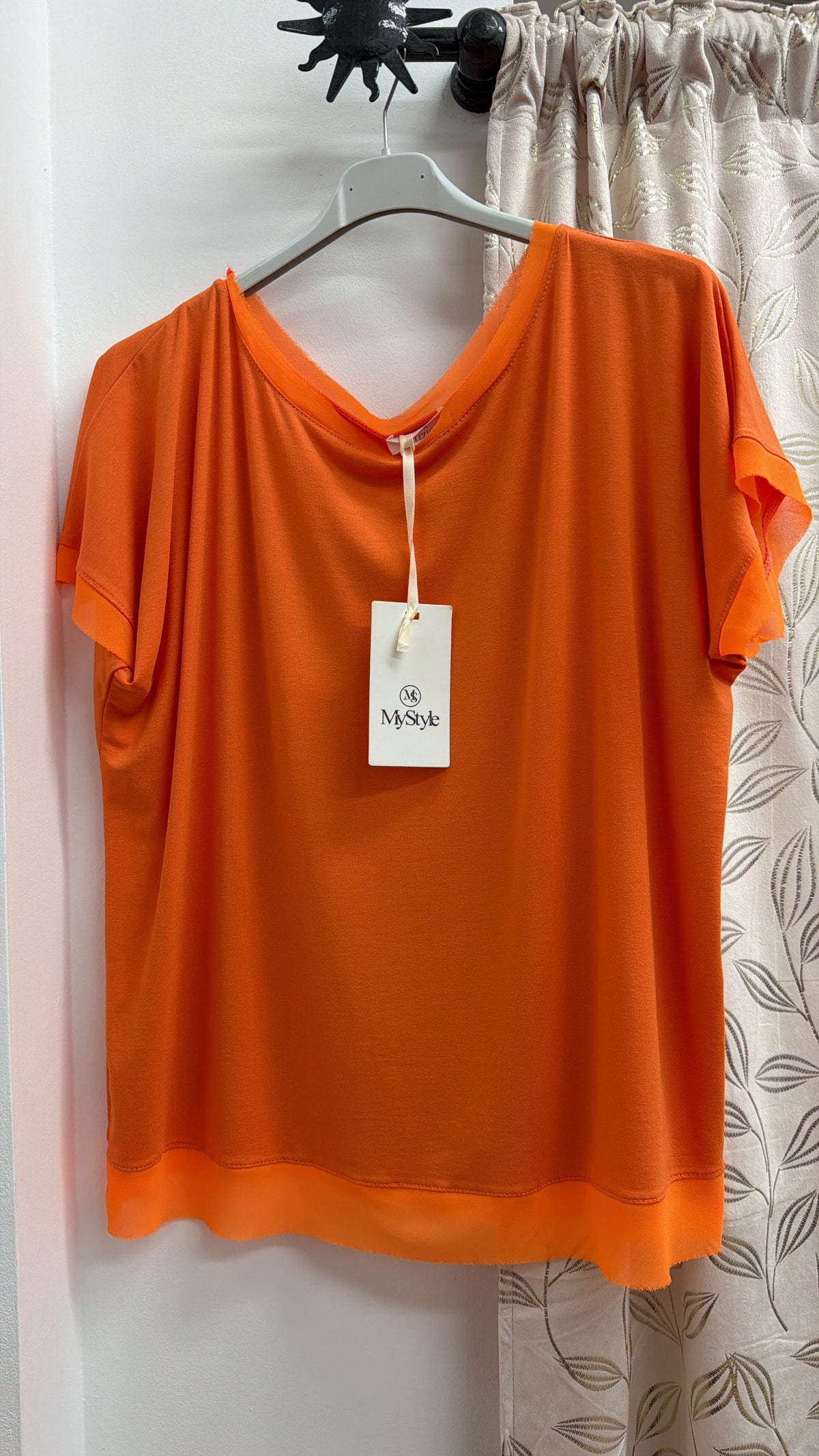 Camiseta naranja de doble tejido con bajo fluido — fotografía del producto