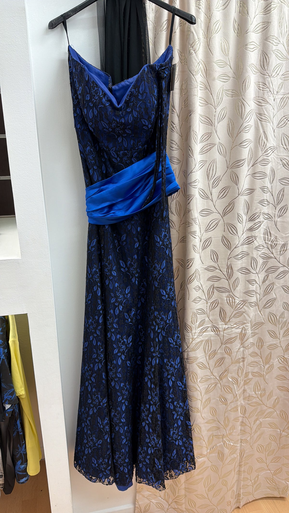 Vestido largo de fiesta azul con encaje y fajín satinado — fotografía del producto
