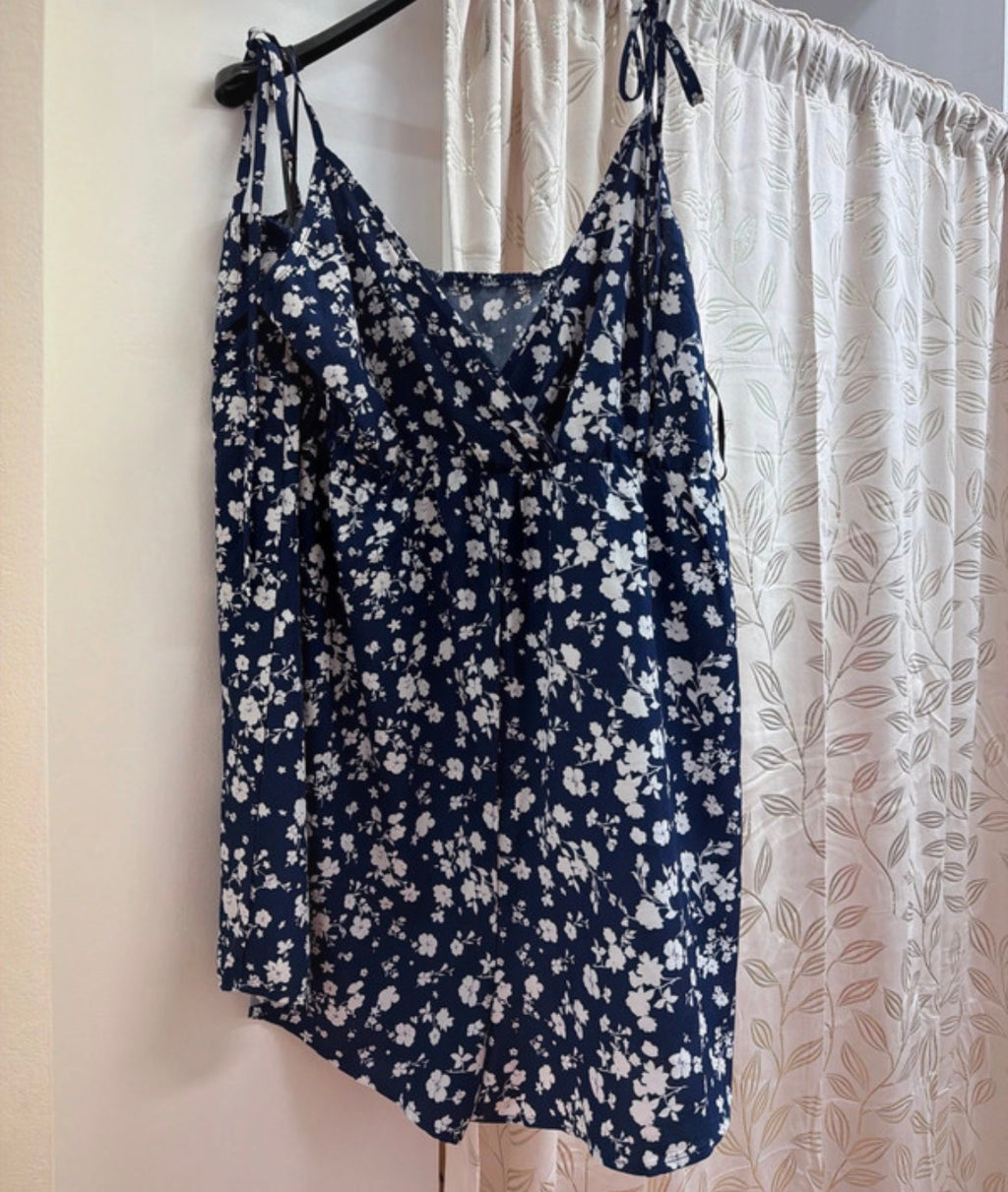 Mono corto azul marino con estampado floral — fotografía del producto