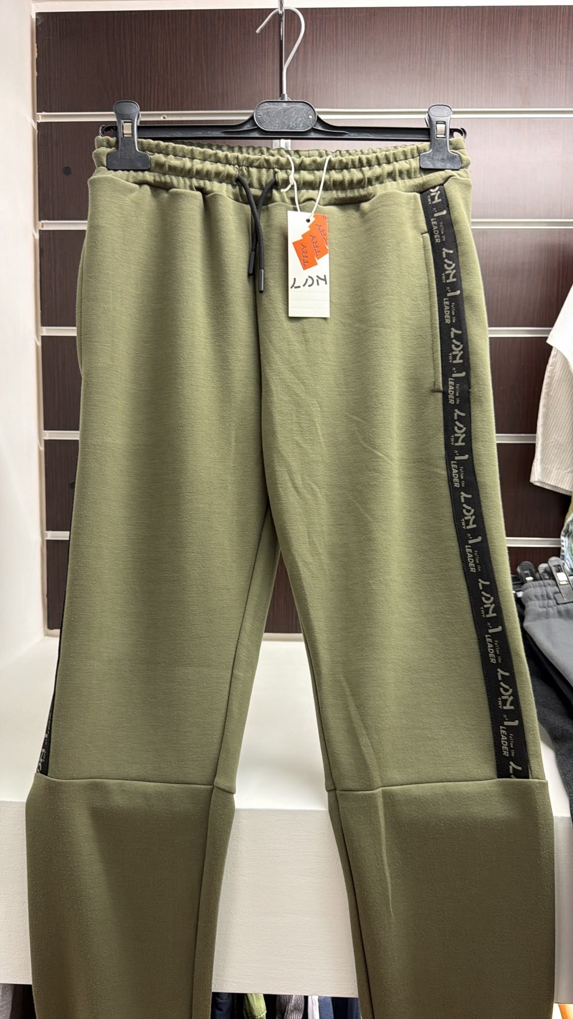 Pantalón deportivo juvenil caqui con cinta lateral — fotografía del producto