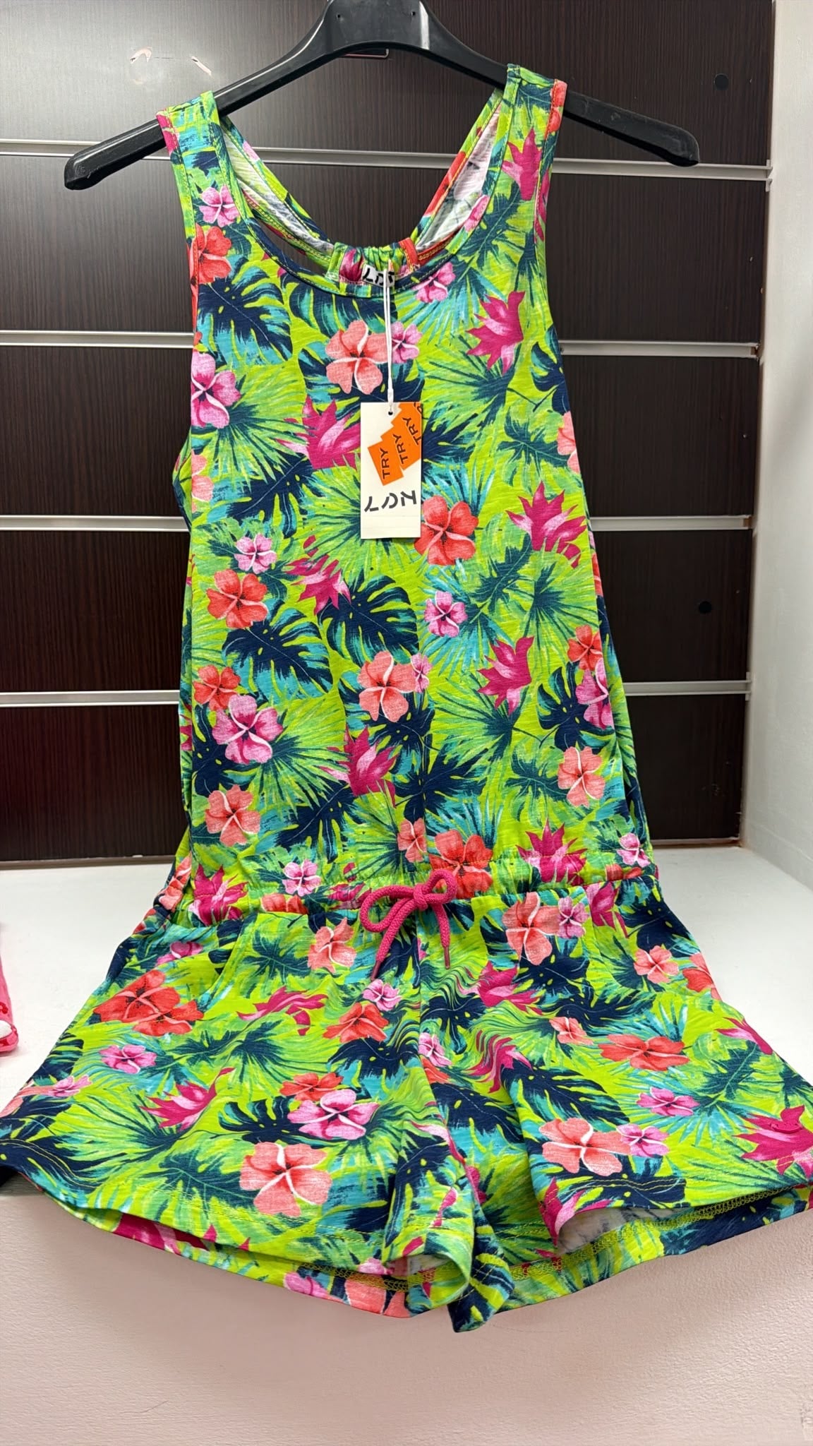 Mono corto Losan tropical verde y rosa — fotografía del producto
