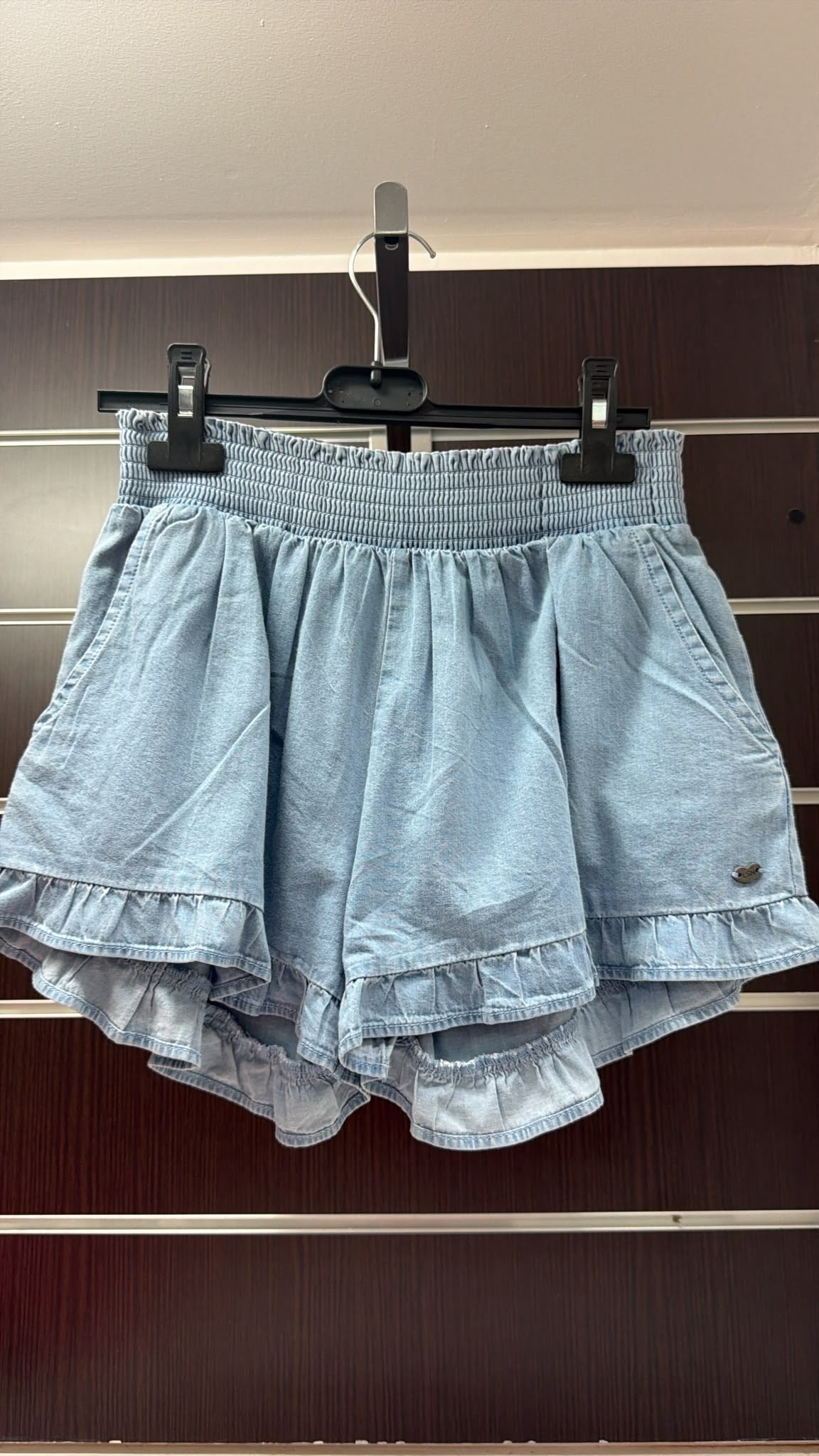 Short Losan denim fluido con volantes — fotografía del producto