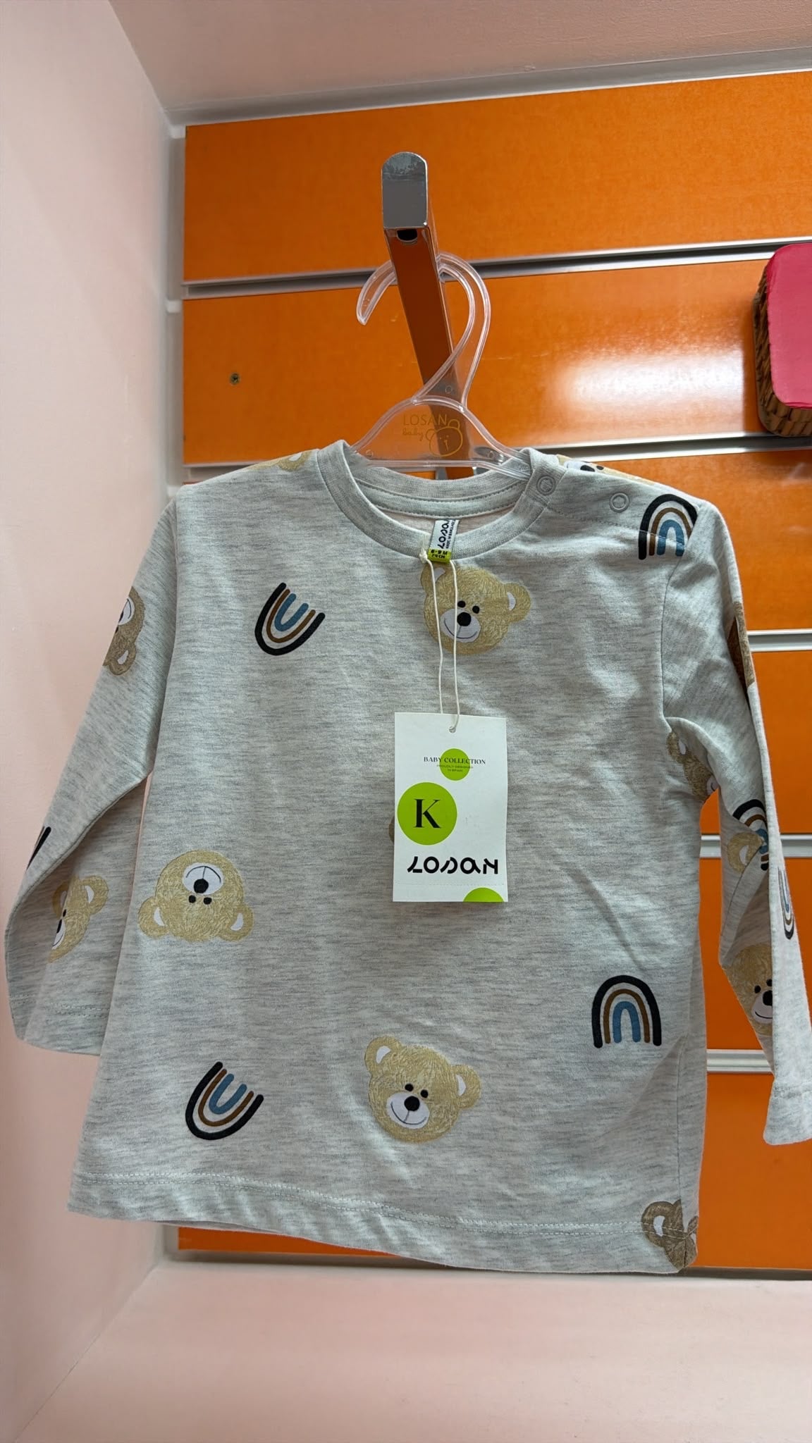 Camiseta bebé Losan gris con ositos y arcoíris — fotografía del producto