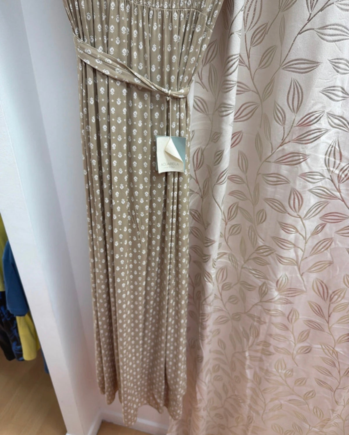 Vestido cruzado beige con cinturón — fotografía del producto